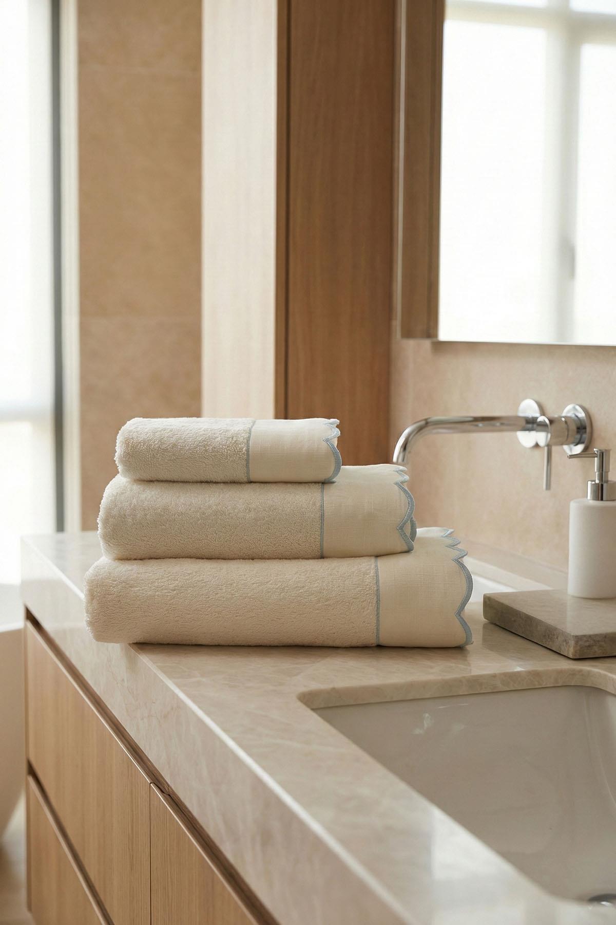 منشفة يد ألورا المطرزة بخطوط (50 × 90 سم)
