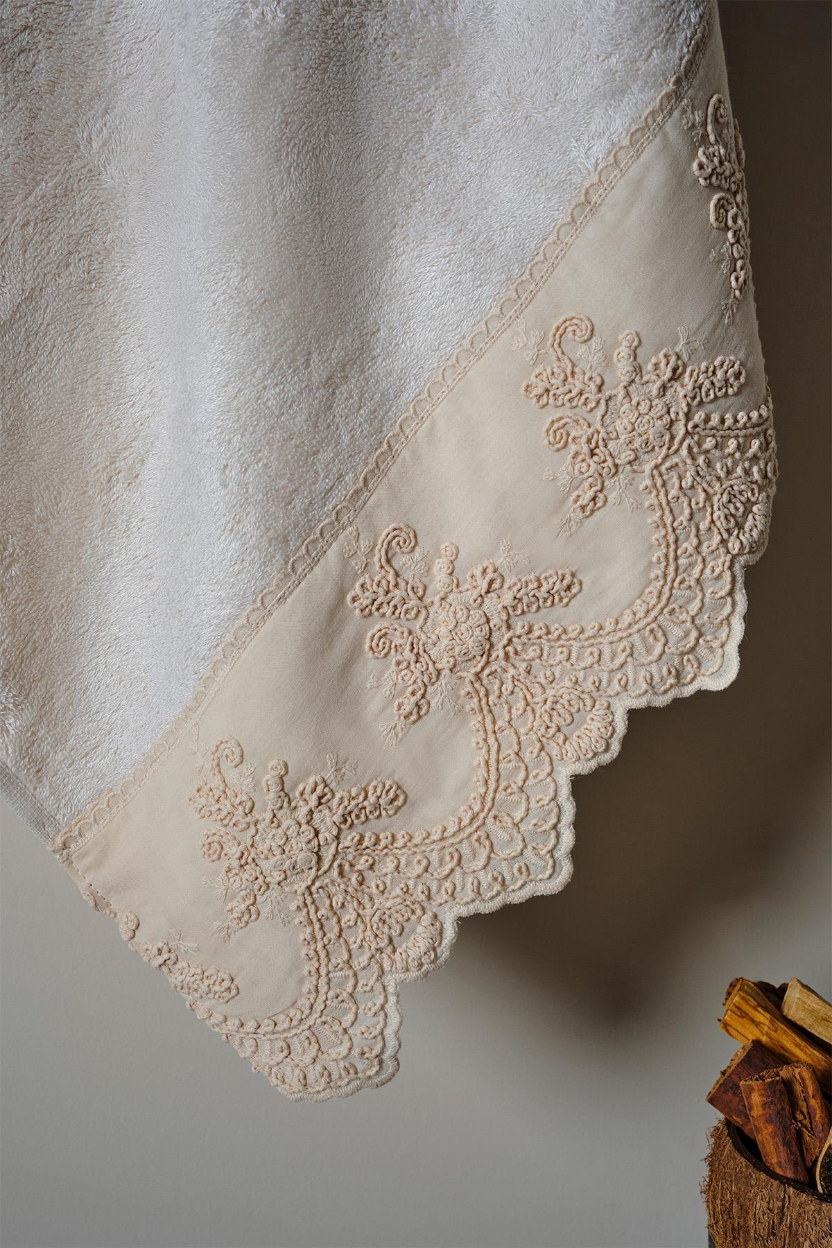 منشفة حمام قماشية مطرزة (90 × 150 سم)