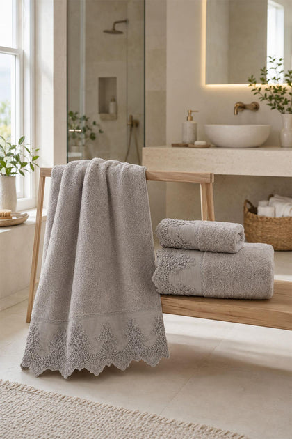 Tual İşlemeli Banyo Havlusu (90 x 150 cm)