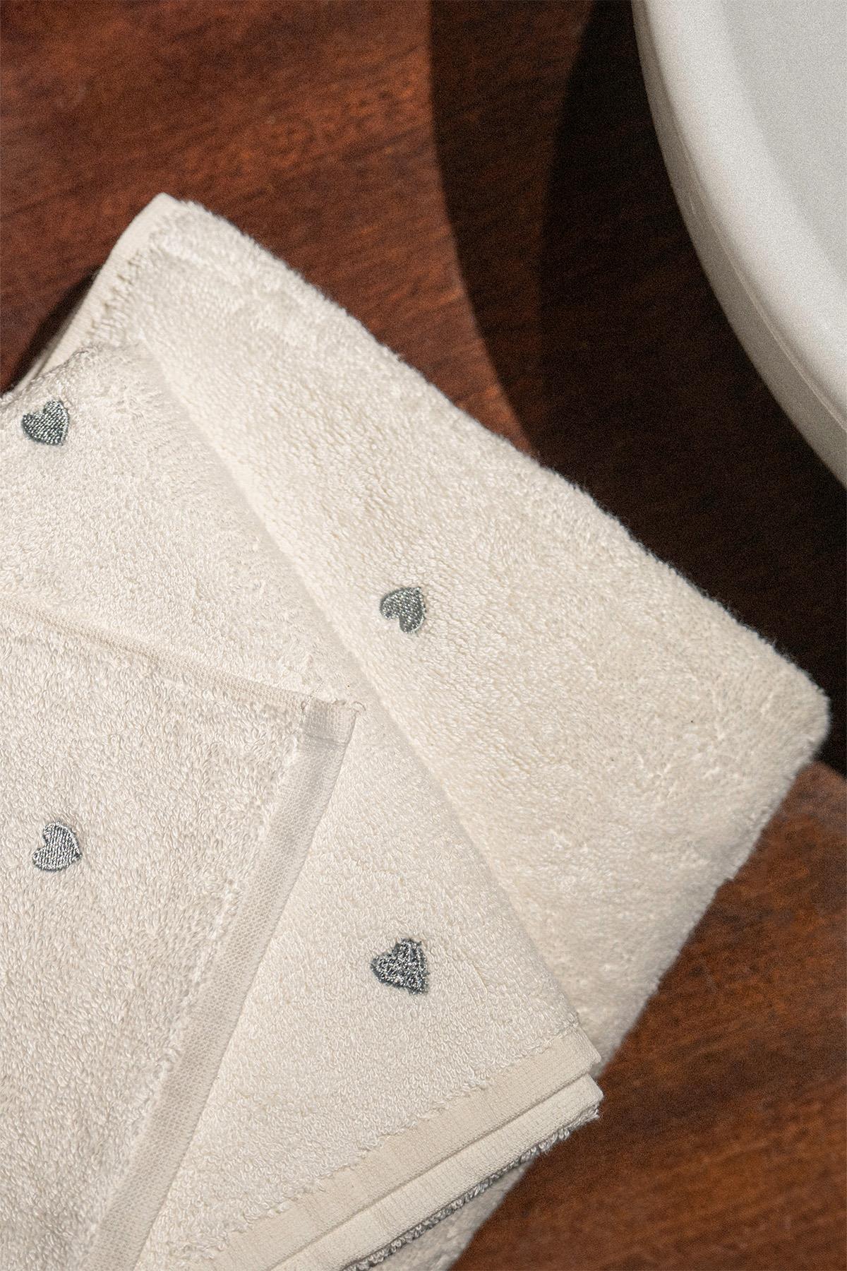 Amore Kalp Nakışlı Yüz Havlusu (50 x 90 cm)