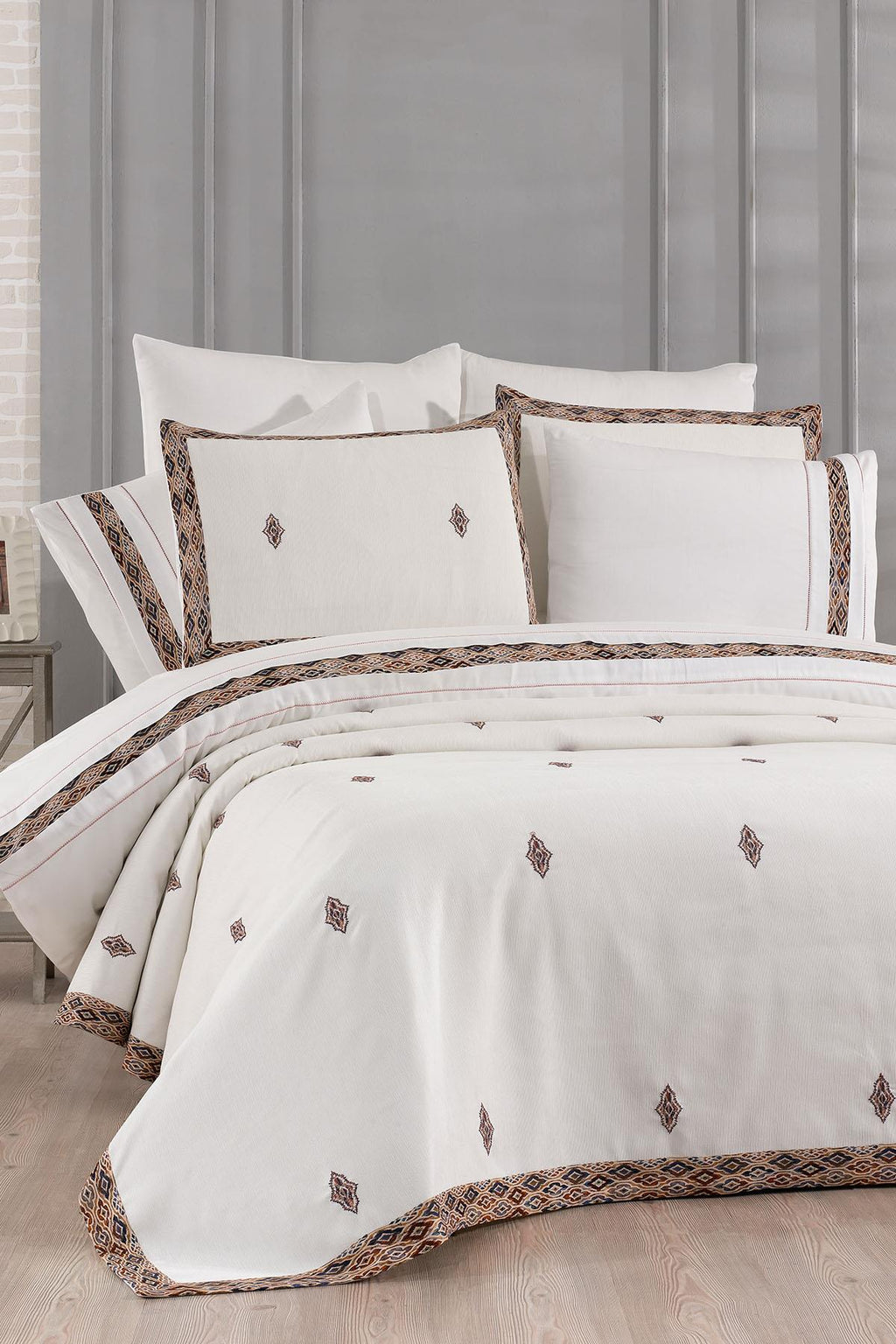 Arden Etnik Desenli Çift Kişilik 9 Parça Nevresim + Pike Set