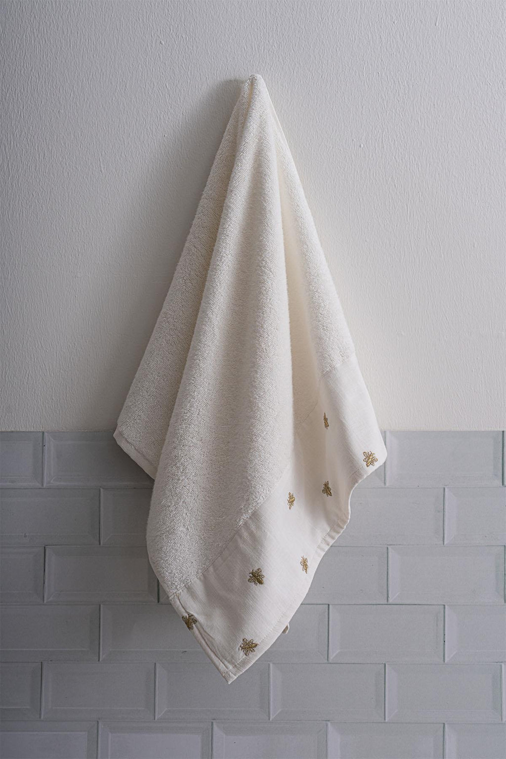 Bee Life Arı Nakışlı El Havlusu (30 x 50 cm)