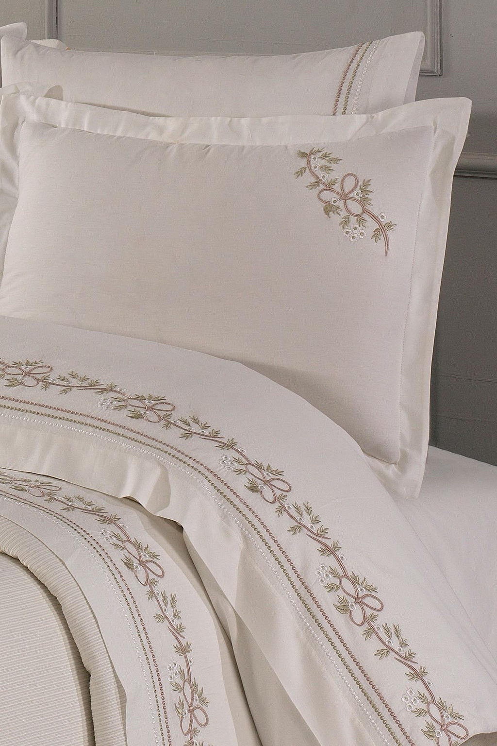 Begonvil Sarmaşık Nakışlı Çift Kişilik 7 Parça Nevresim + Pike Set