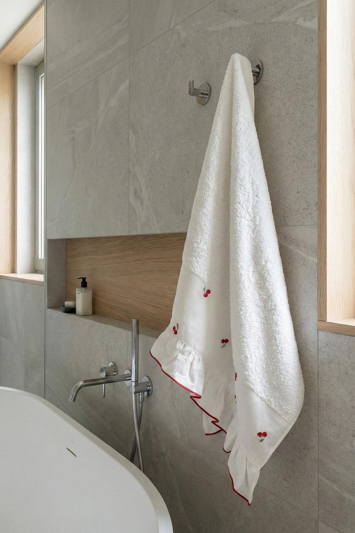 Cherry Kiraz Nakışlı Banyo Havlusu (90 x 150 cm)