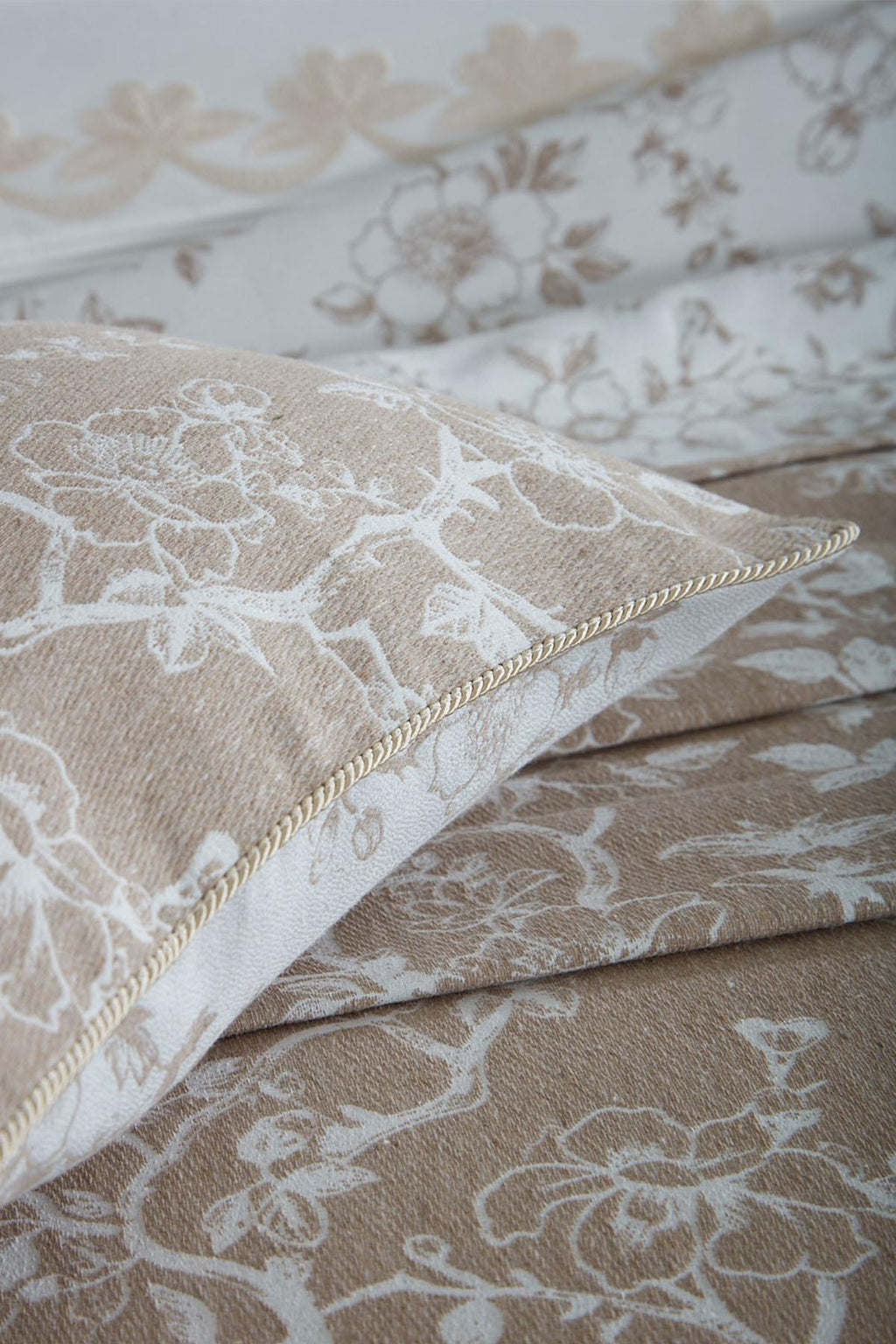 Dante Çiçek Nakışlı Çift Kişilik 10 Parça Nevresim + Pike Set