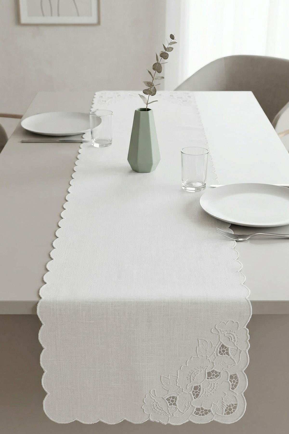 Delik İşi İşlemeli Leke Tutmaz Dertsiz Runner (40 x 130 cm)