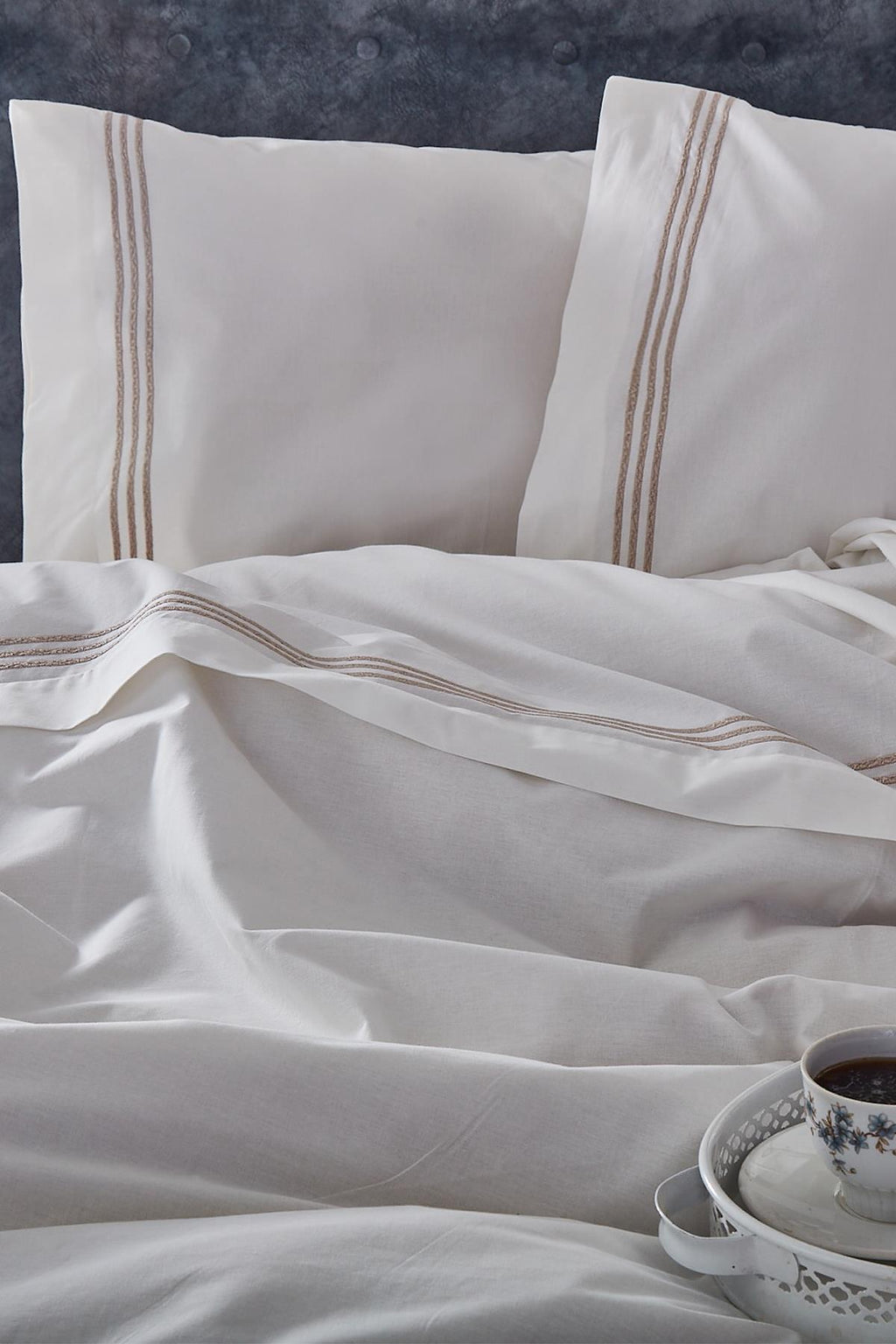 Elda Modern Çizgi Nakışlı Çift Kişilik 3 Parça Nevresim Set