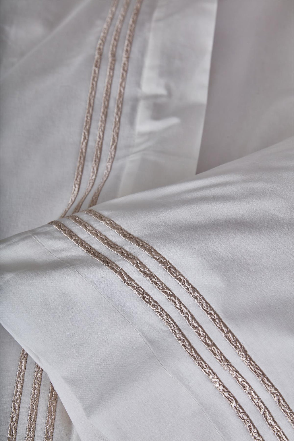 Elda Modern Çizgi Nakışlı Çift Kişilik 3 Parça Nevresim Set