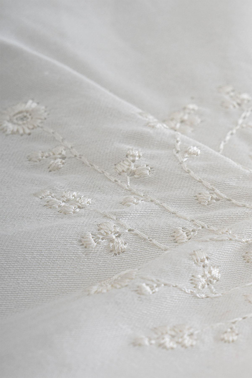 Elegant Burgu Çiçek Nakışlı Pamuk Saten Çift Kişilik 6 Parça Nevresim Takımı