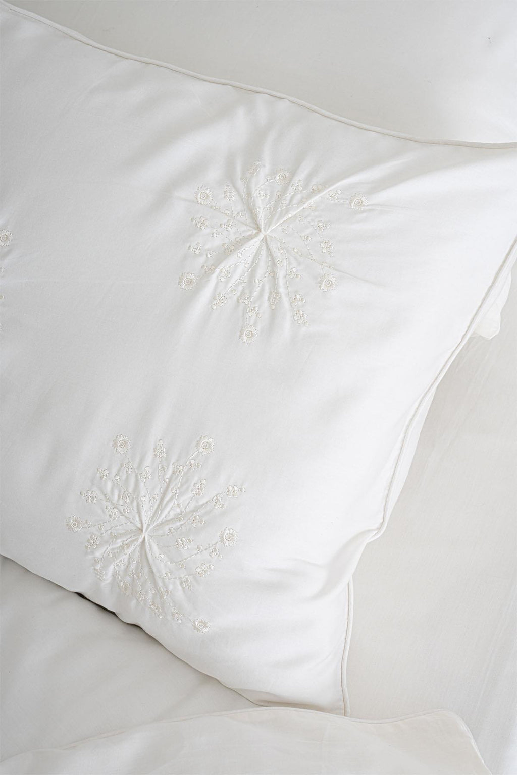 Elegant Burgu Çiçek Nakışlı Pamuk Saten Çift Kişilik 6 Parça Nevresim Takımı