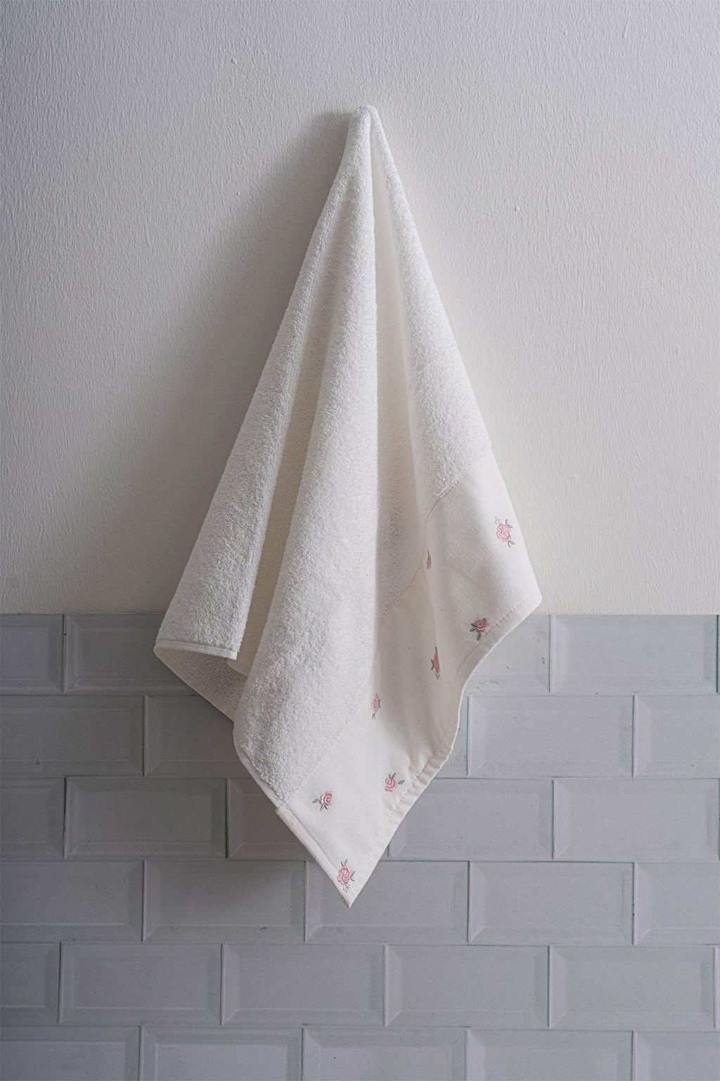 Flower Garden Gül Nakışlı El Havlusu (30 x 50 cm)