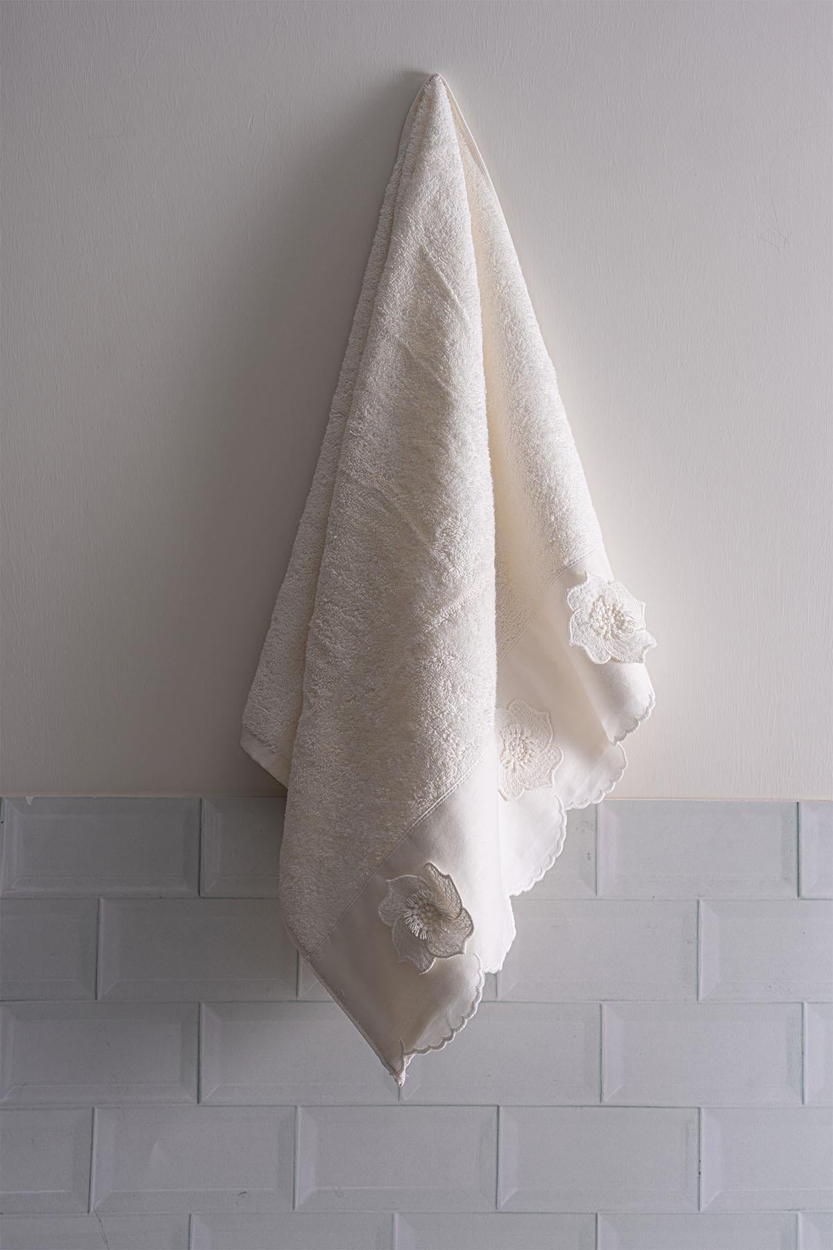 Hanzade Çiçek İşlemeli Banyo Havlusu (90 x 150 cm)