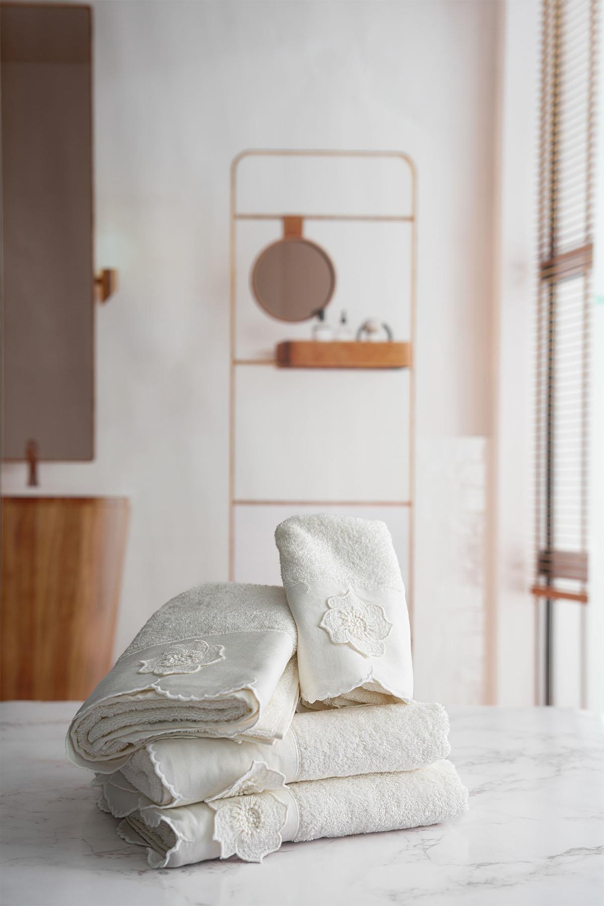 Hanzade Çiçek İşlemeli Banyo Havlusu (90 x 150 cm)