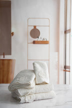 Hanzade Çiçek İşlemeli Banyo Havlusu (90 x 150 cm)