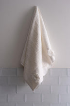 Hanzade Çiçek İşlemeli Yüz Havlusu (50 x 90 cm)