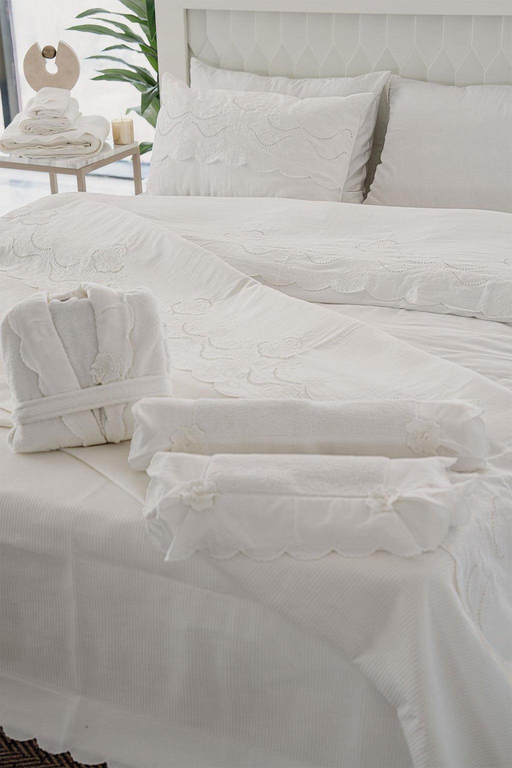 Hanzade Çiçek İşlemeli Çift Kişilik 7 Parça Nevresim + Pike Set