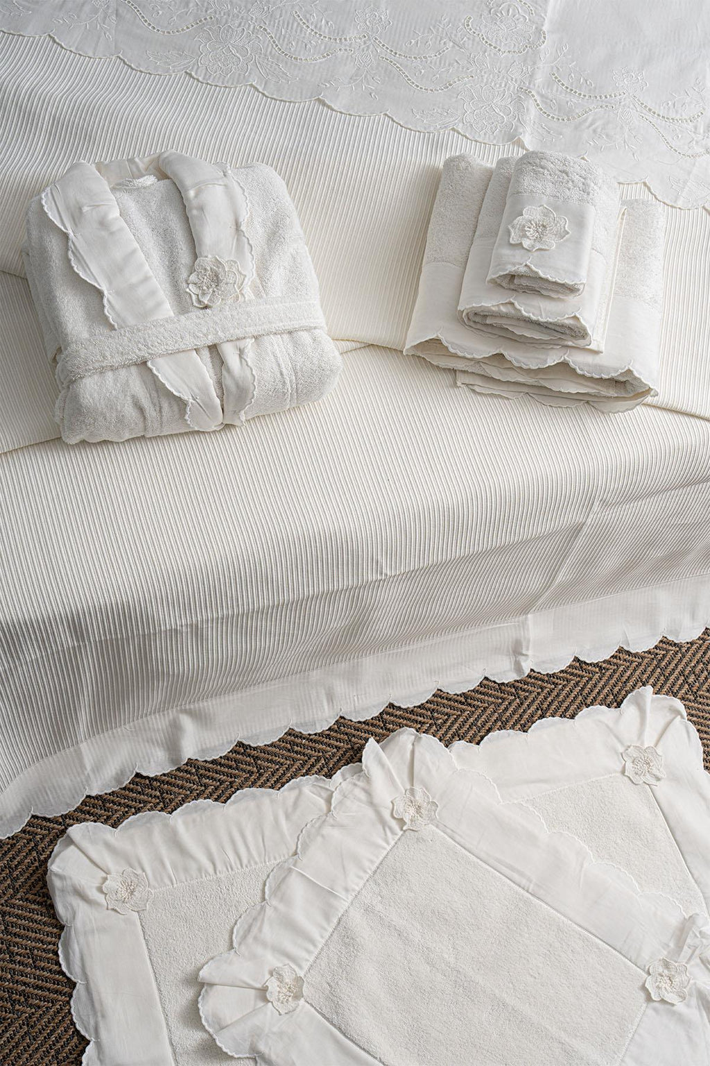 Hanzade Çiçek İşlemeli Çift Kişilik 7 Parça Nevresim + Pike Set