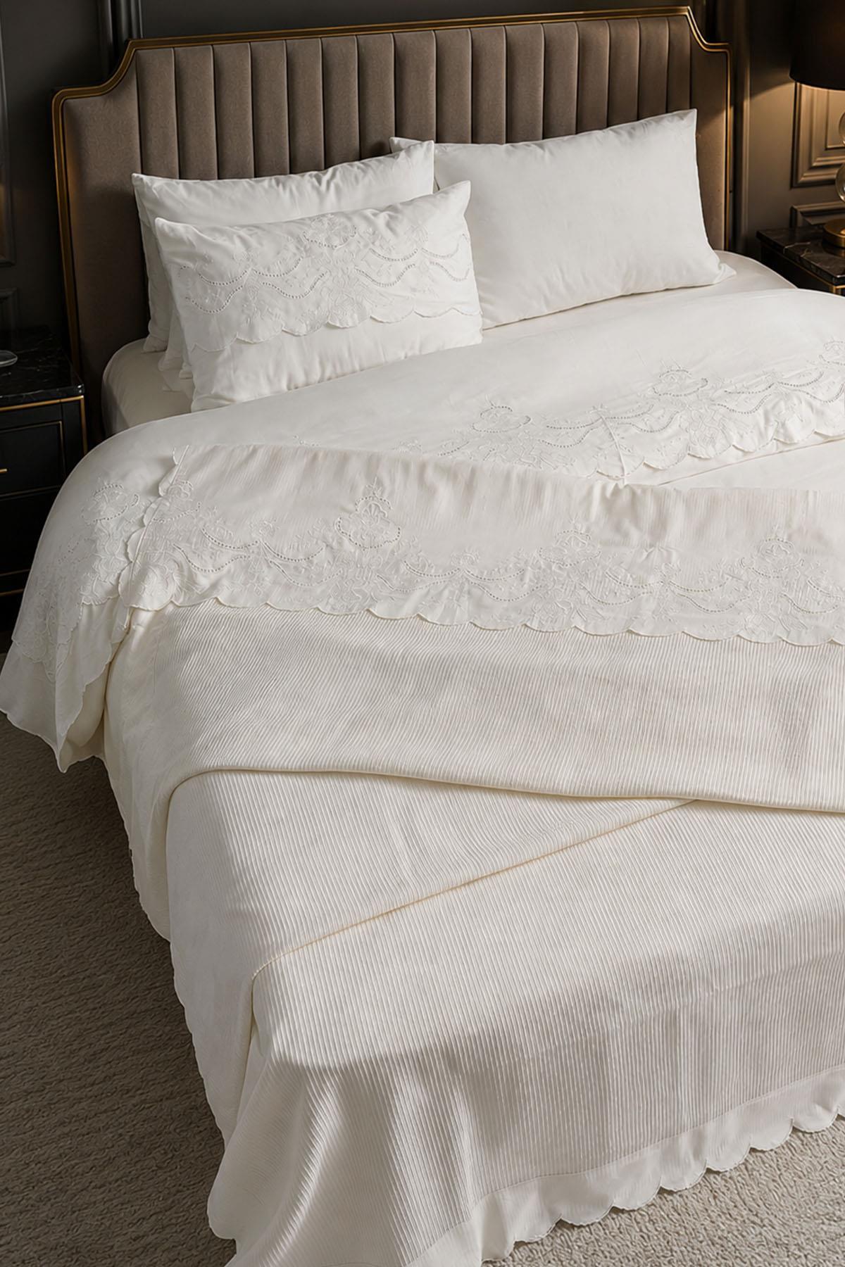 Hanzade Çiçek İşlemeli King Size 7 Parça Nevresim + Pike Set