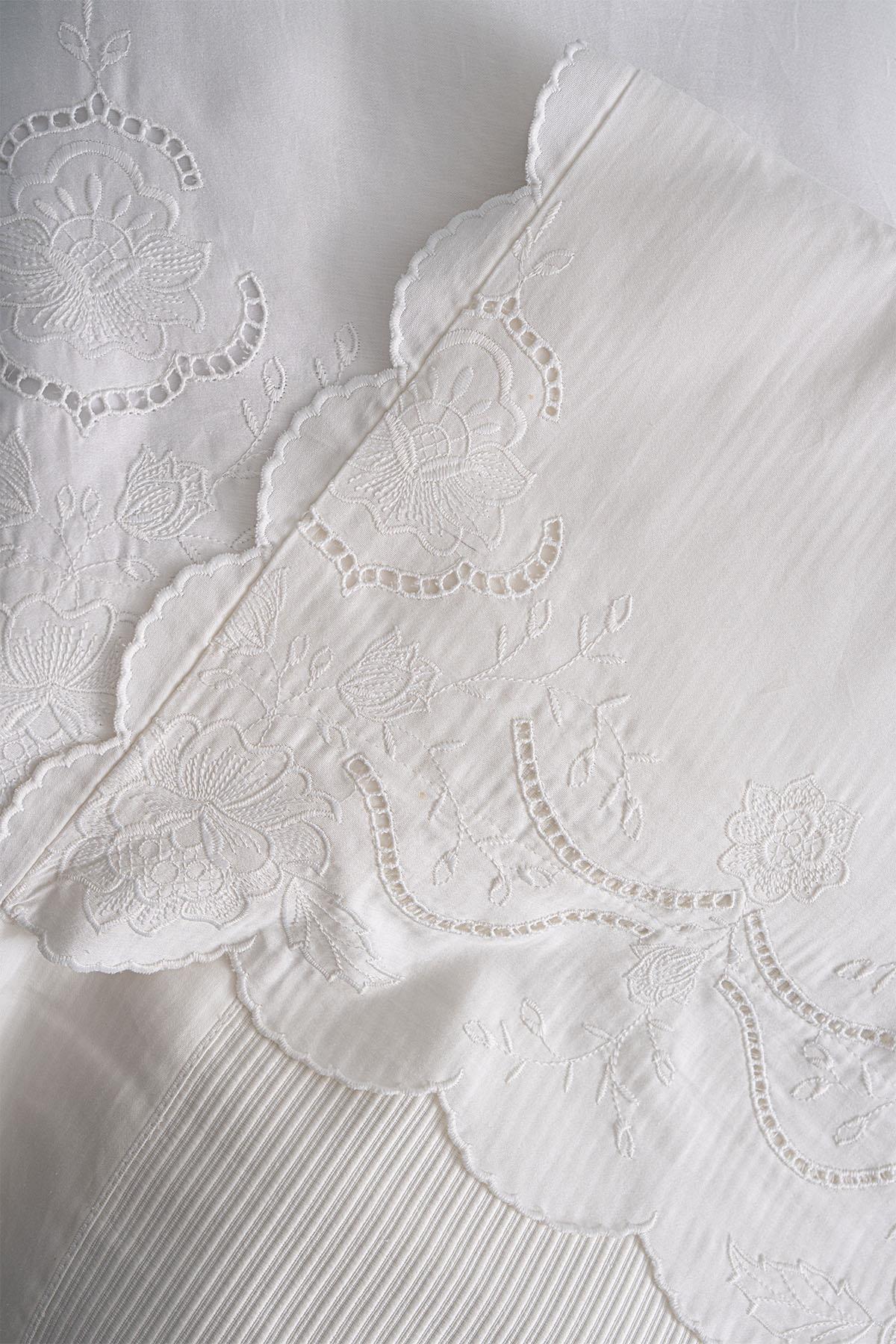 Hanzade Çiçek İşlemeli King Size 7 Parça Nevresim + Pike Set
