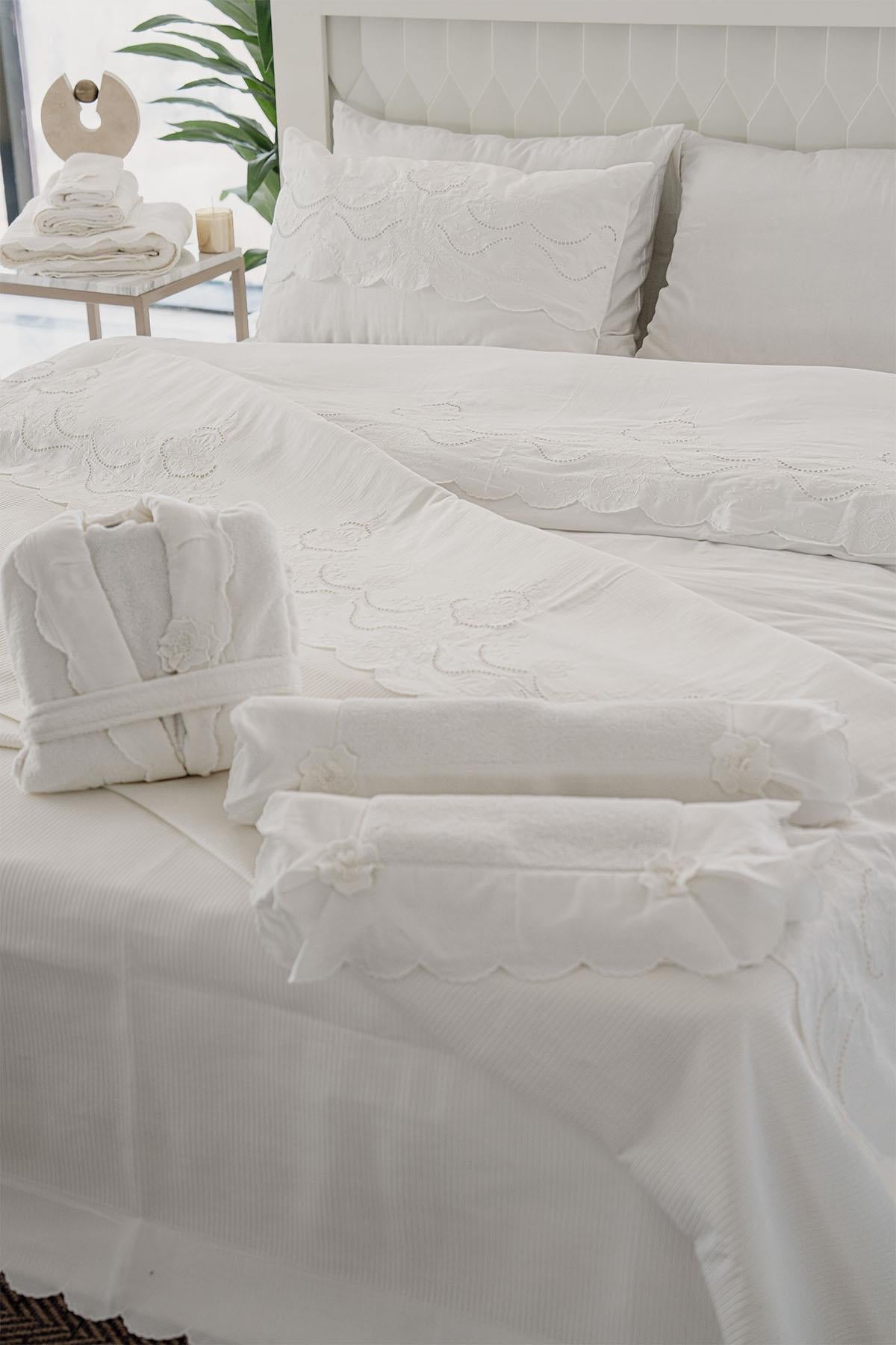Hanzade Çiçek İşlemeli King Size 7 Parça Nevresim + Pike Set