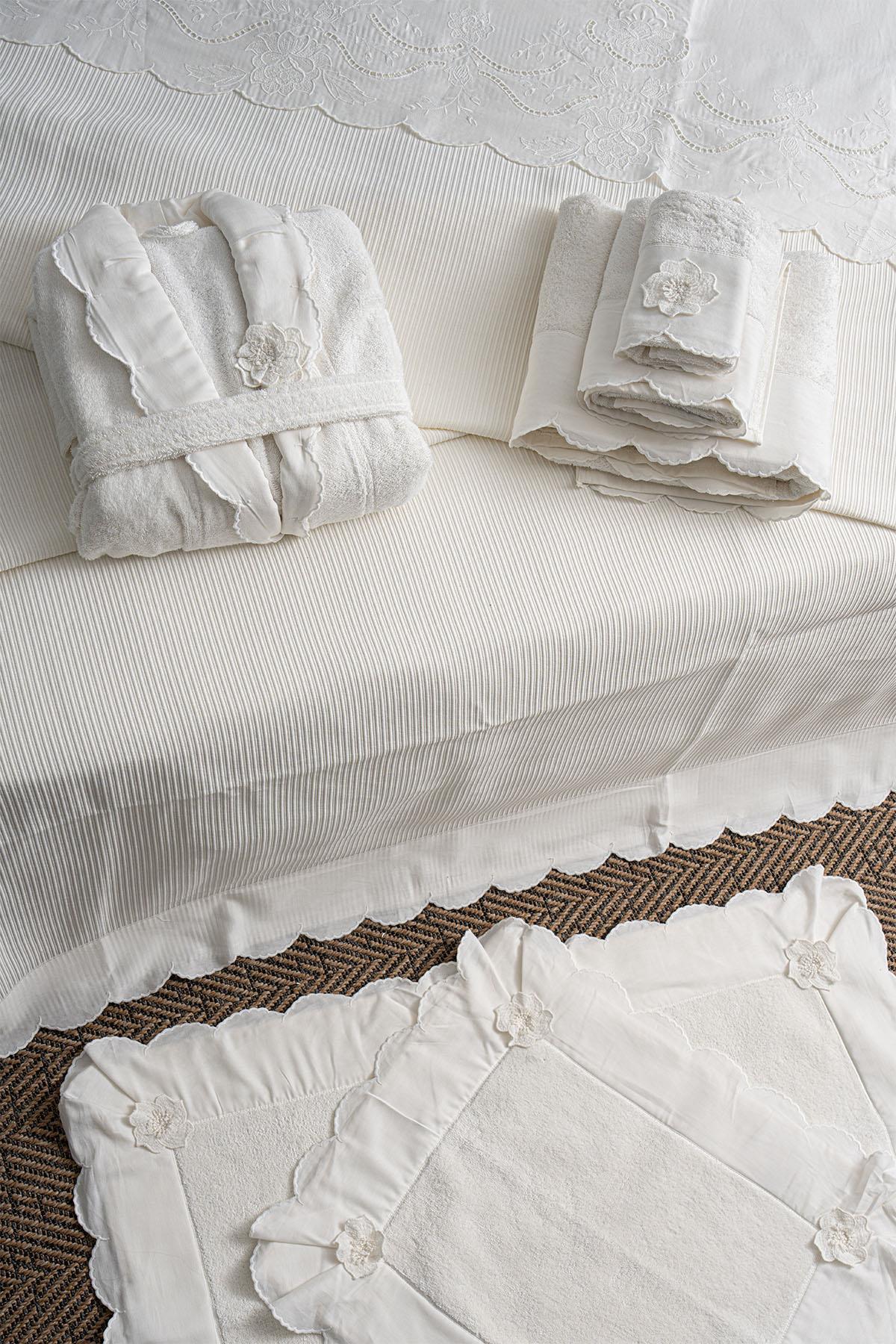Hanzade Çiçek İşlemeli King Size 7 Parça Nevresim + Pike Set