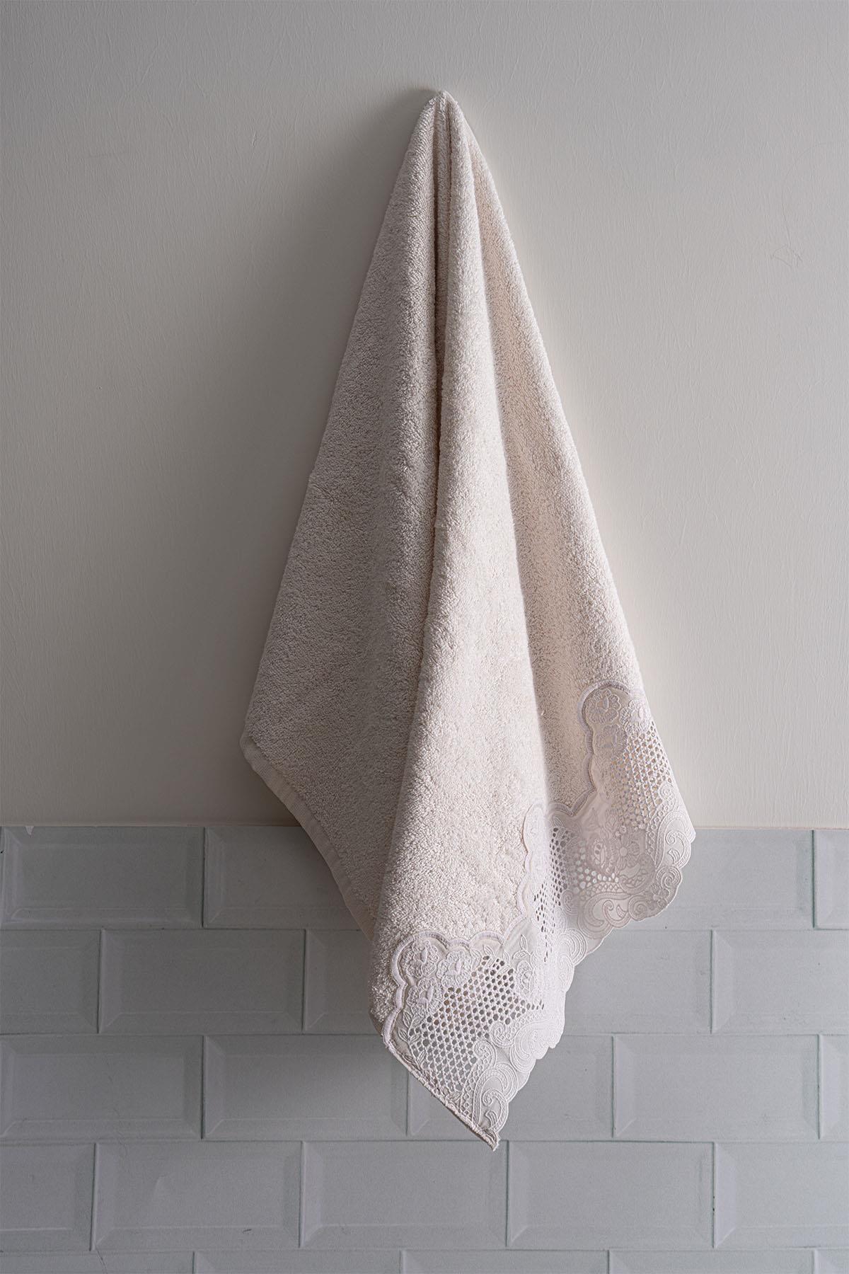 İris İşlemeli Banyo Havlusu (90 x 150 cm)