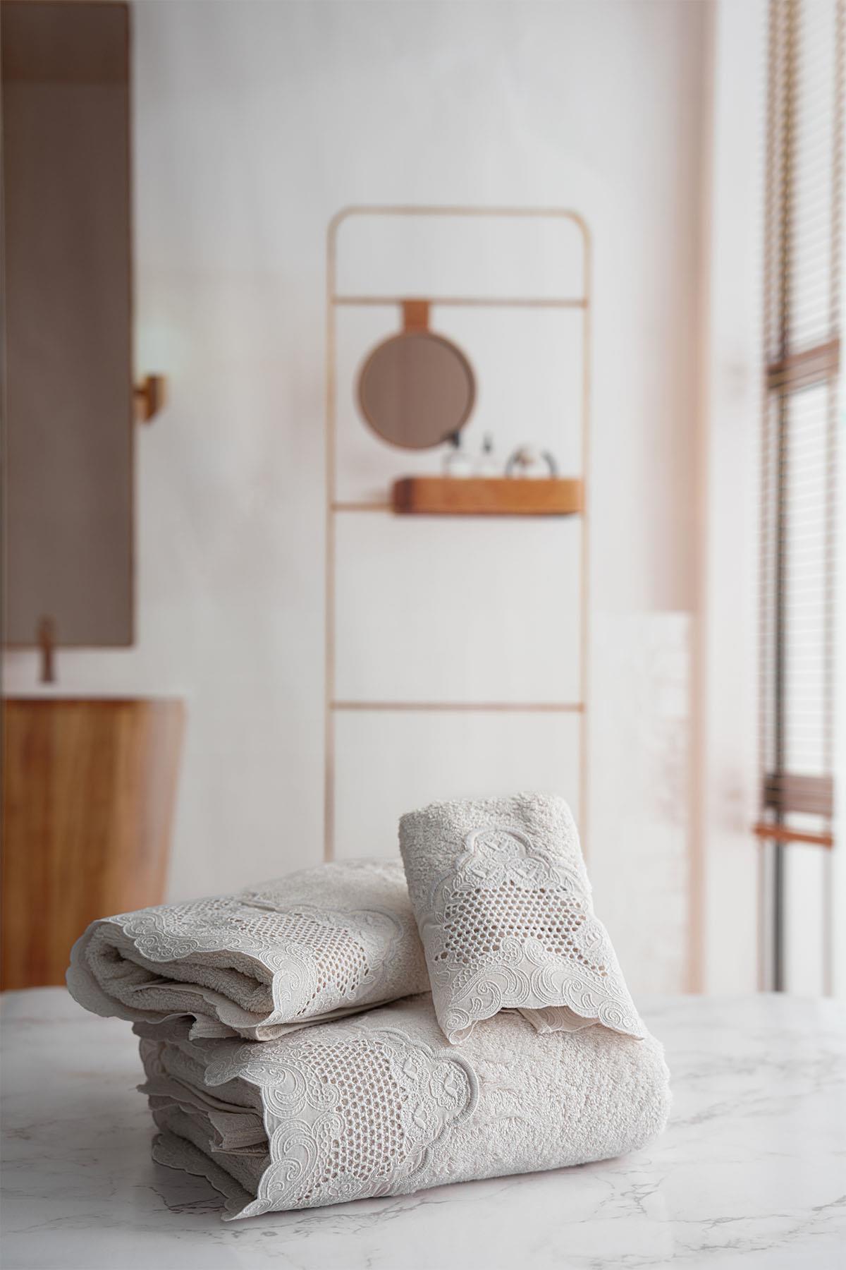 İris İşlemeli Banyo Havlusu (90 x 150 cm)