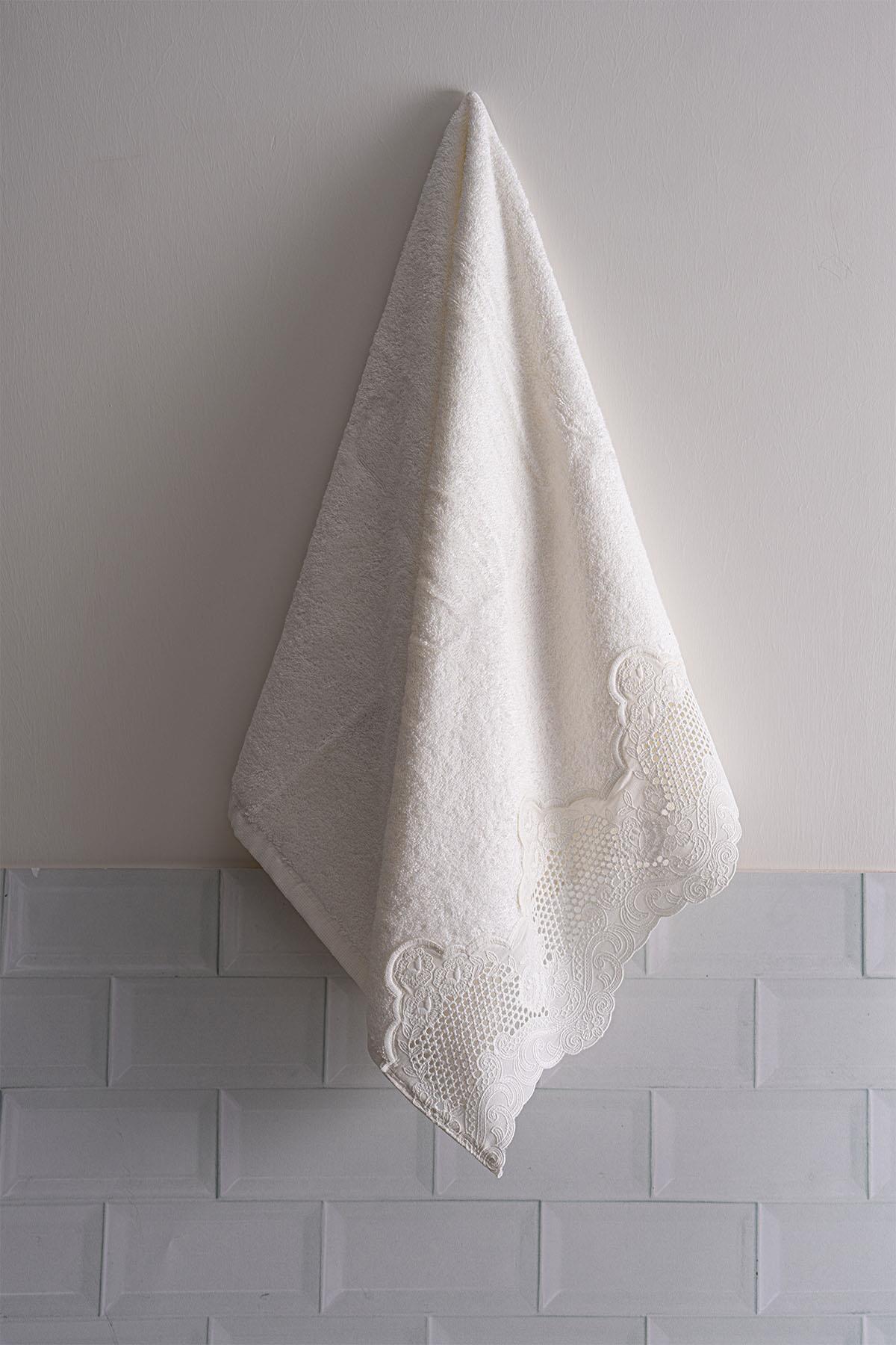 İris İşlemeli Banyo Havlusu (90 x 150 cm)