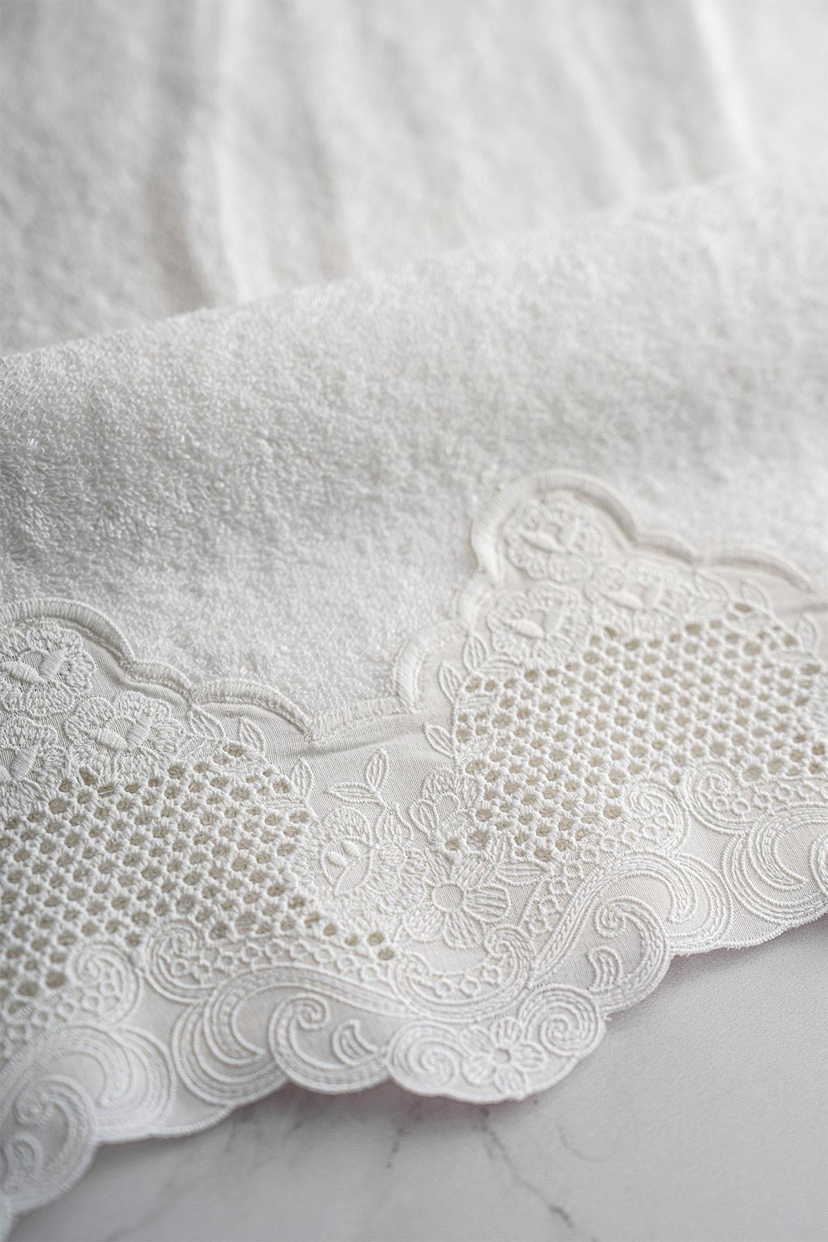 İris İşlemeli Banyo Havlusu (90 x 150 cm)