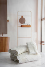 İris İşlemeli Banyo Havlusu (90 x 150 cm)