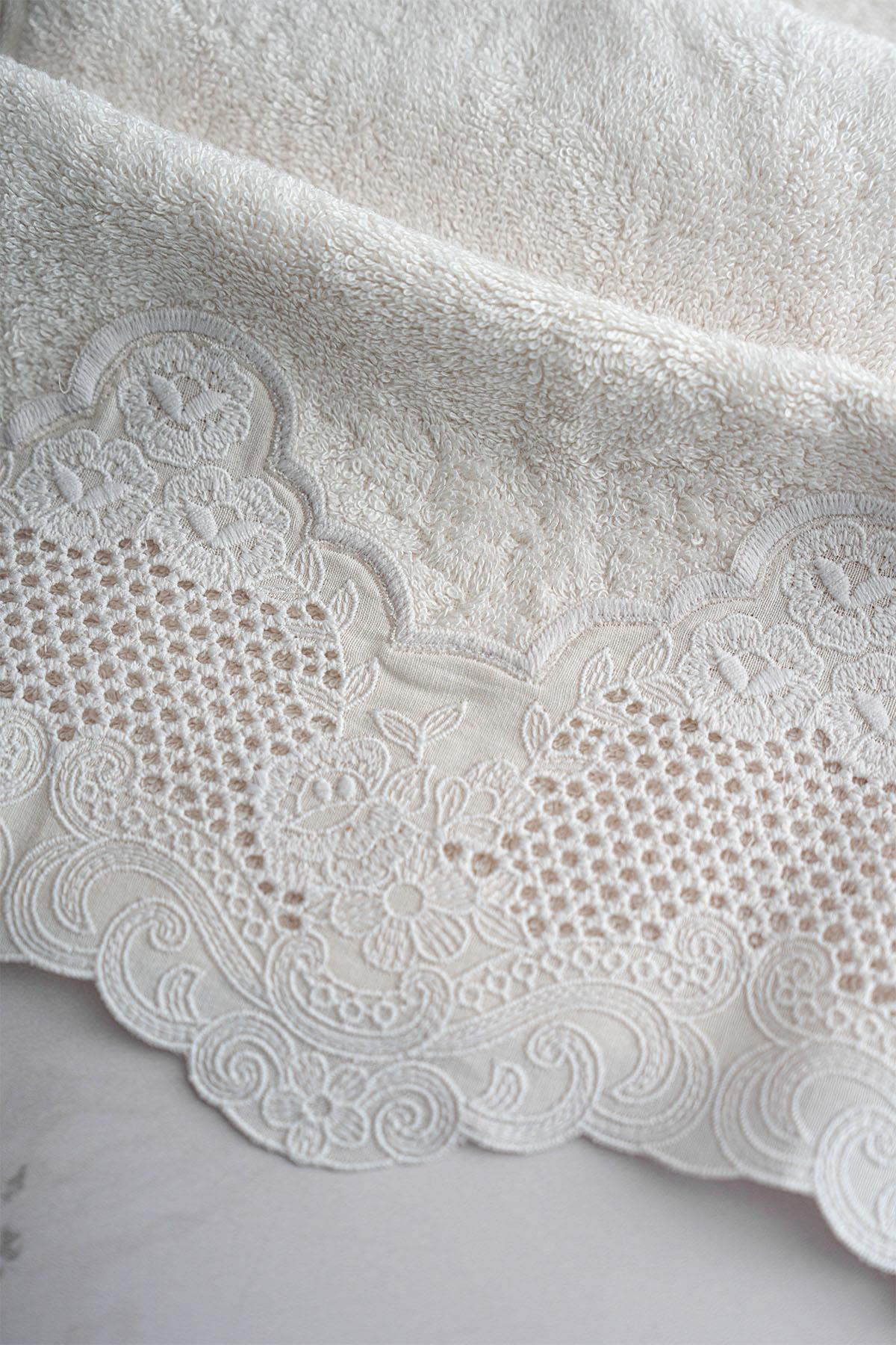 İris İşlemeli El Havlusu (30 x 50 cm)