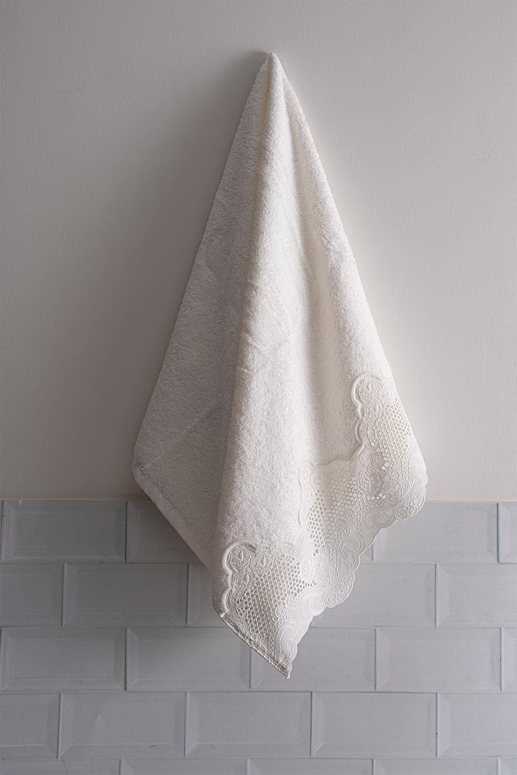 İris İşlemeli El Havlusu (30 x 50 cm)