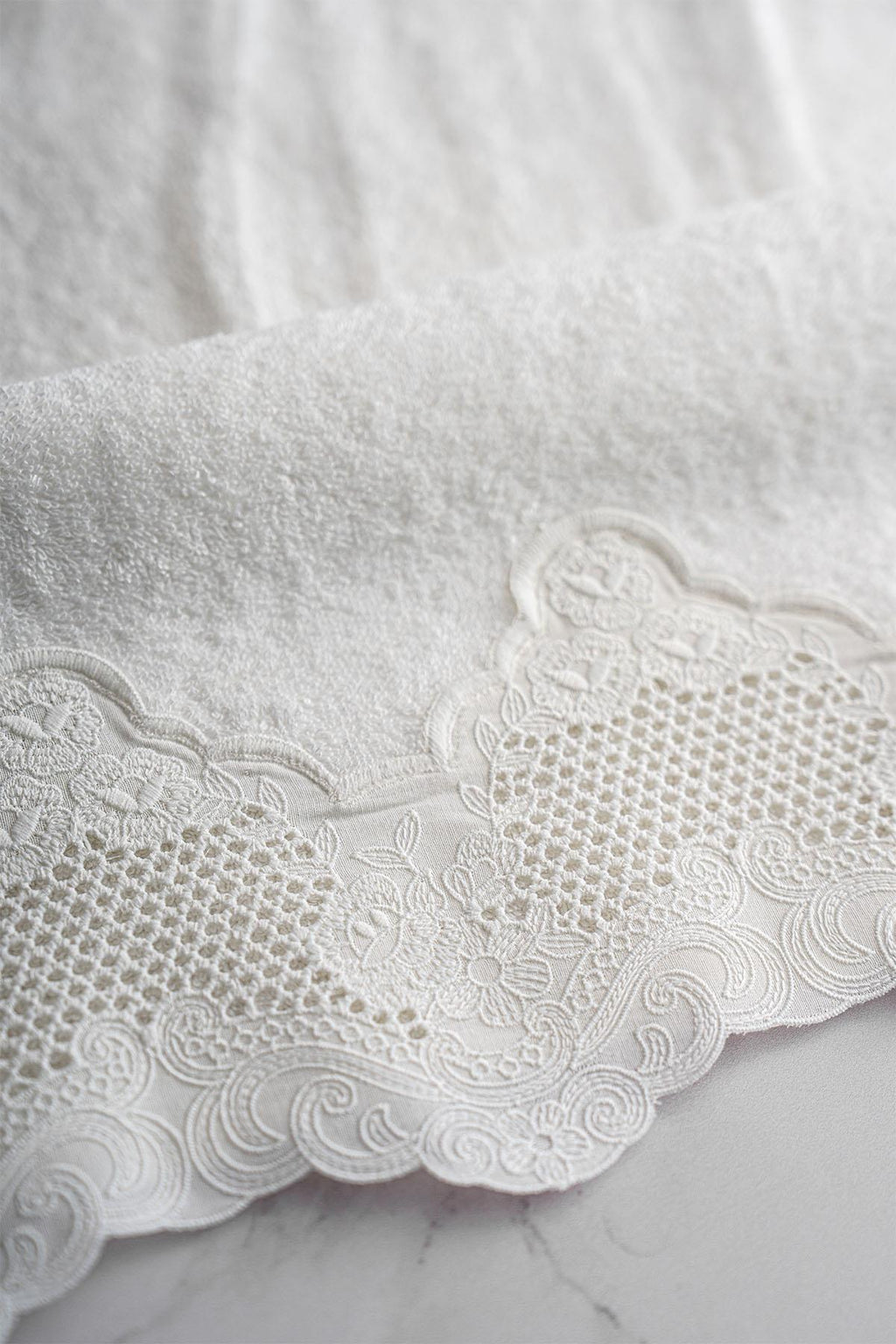 İris İşlemeli El Havlusu (30 x 50 cm)