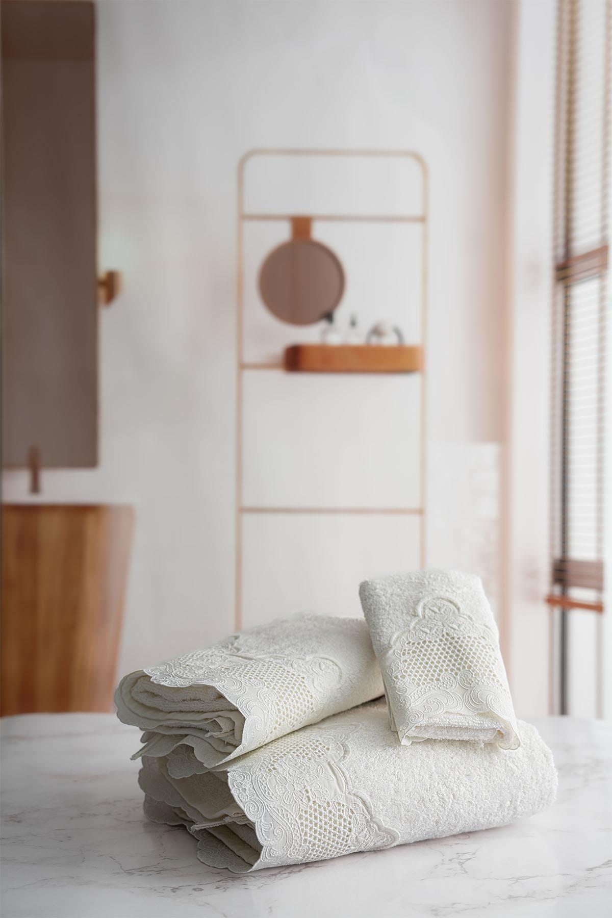 İris İşlemeli Yüz Havlusu (50 x 90 cm)