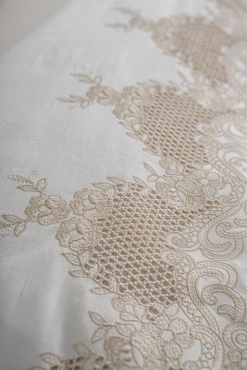 İris İşlemeli Pamuk Saten Çift Kişilik 6 Parça Nevresim Takımı