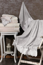 Katre 3 Boyutlu Kelebek Nakışlı Vücut Havlusu (90 x 150 cm)