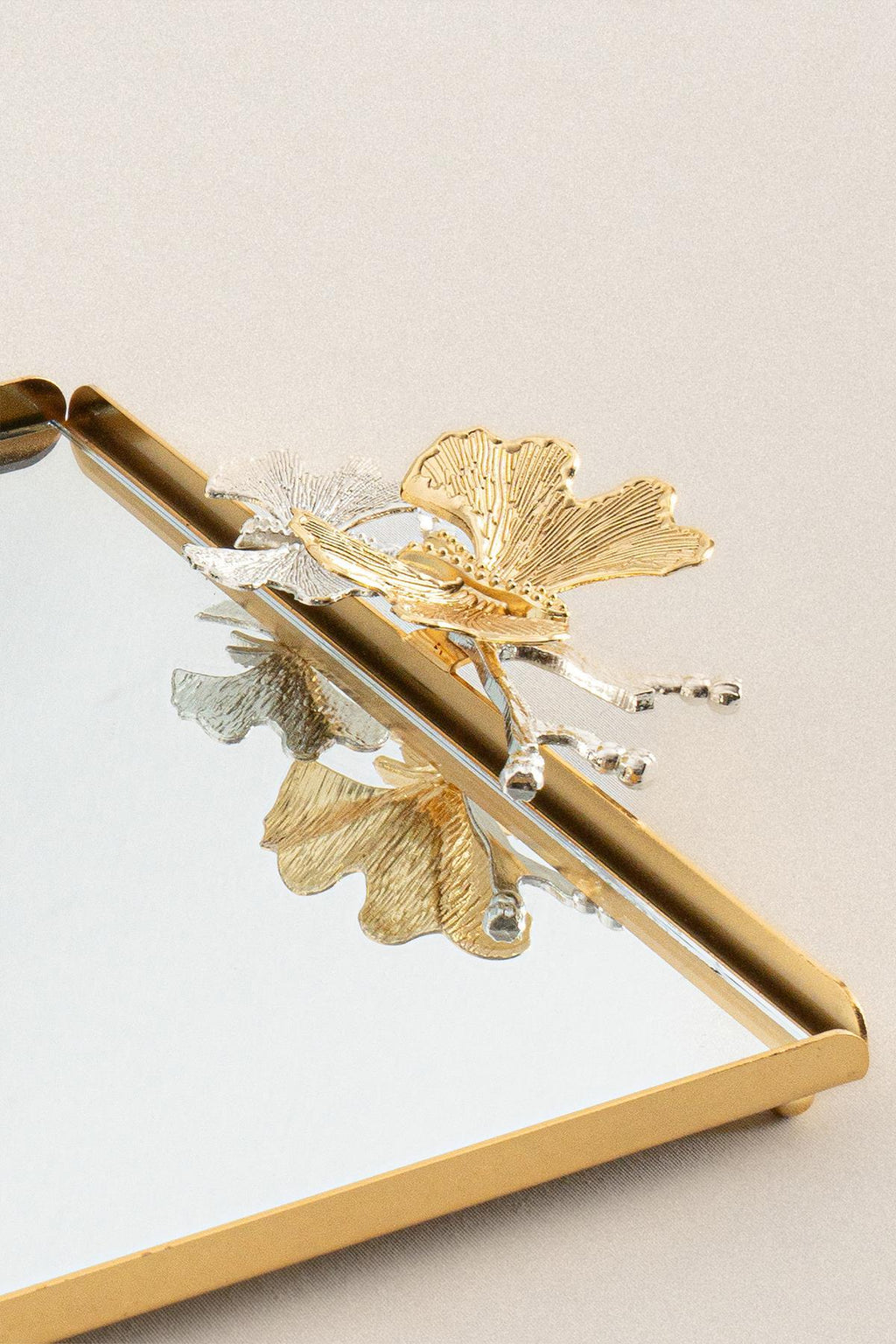 Laura Kelebek Kulplu Altın Büyük Tepsi (40 x 26 cm) - Nazik Home - Yuvama Değer!