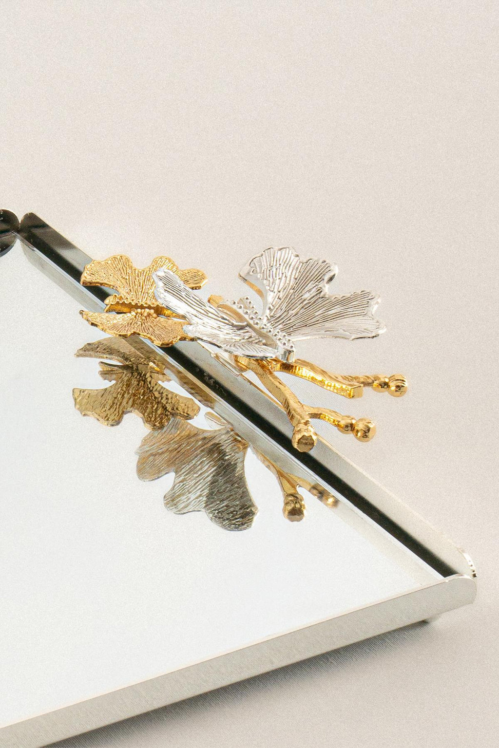 Laura Kelebek Kulplu Gümüş Büyük Tepsi (40 x 26 cm) - Nazik Home - Yuvama Değer!