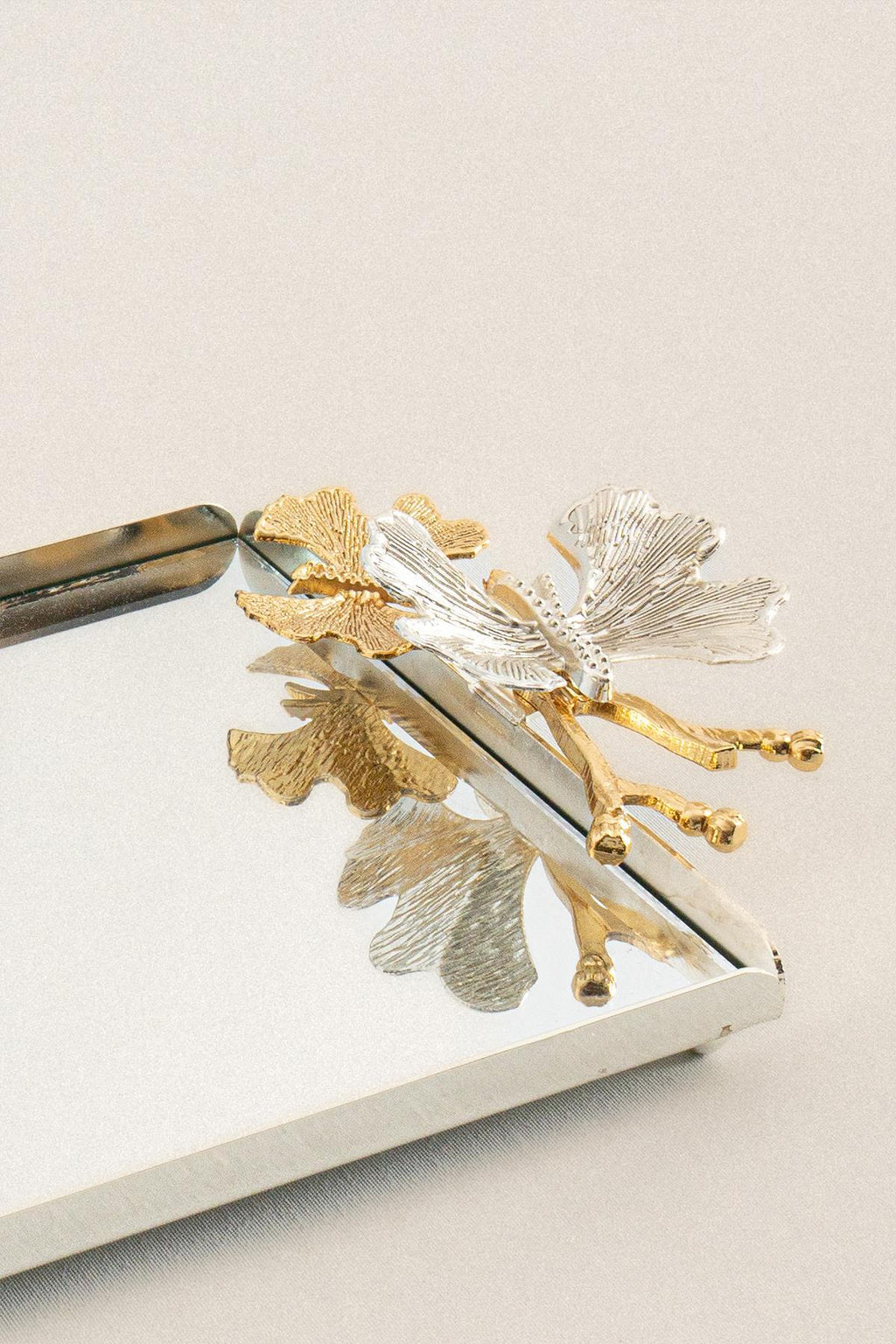 Laura Kelebek Kulplu Gümüş Küçük Tepsi (26 x 18 cm) - Nazik Home - Yuvama Değer!