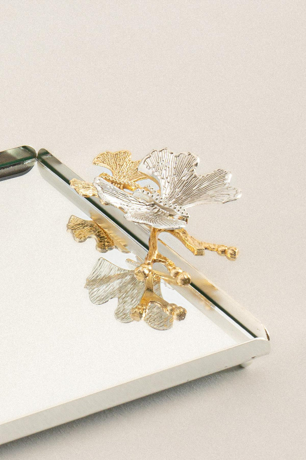 Laura Kelebek Kulplu Gümüş Orta Tepsi (32 x 22 cm) - Nazik Home - Yuvama Değer!