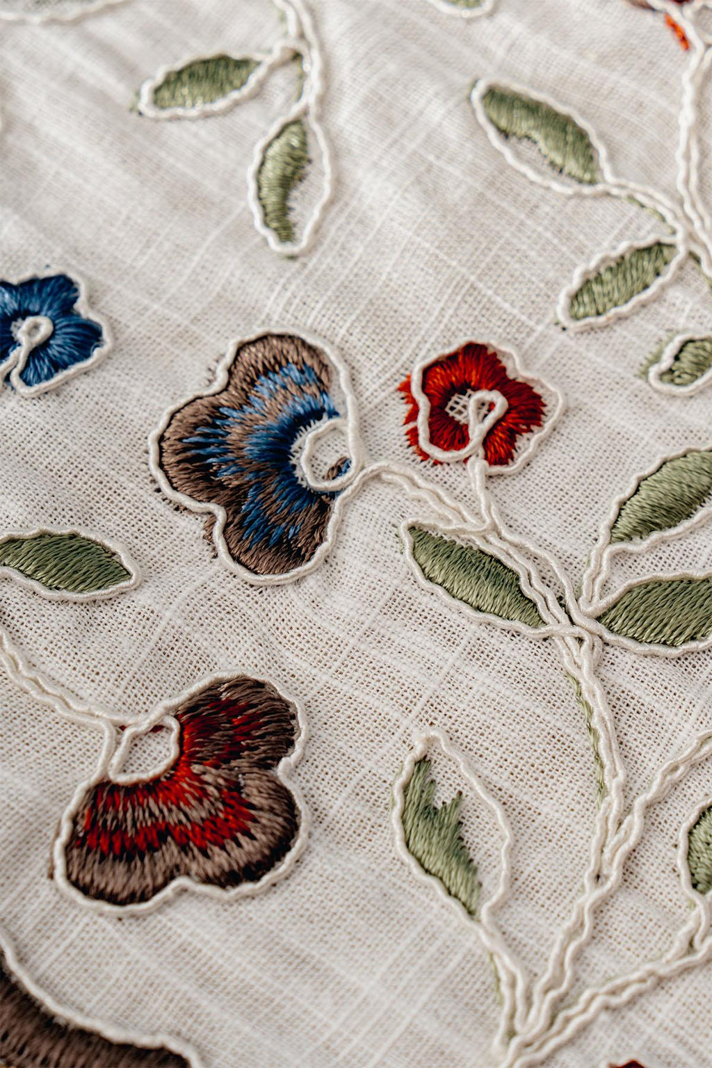 Livano Renkli Çiçek Nakışlı Leke Tutmaz Dertsiz Masa Örtüsü (160 x 260 cm)