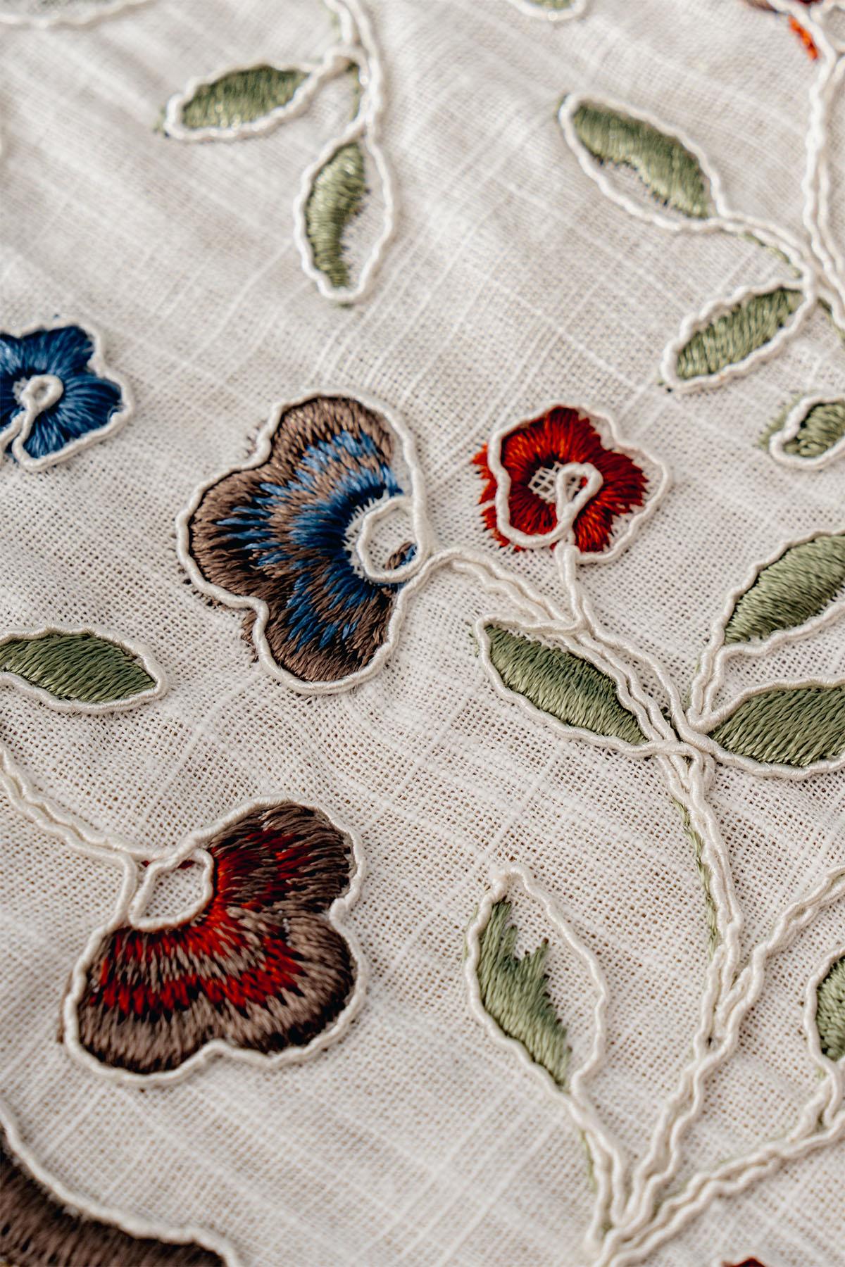 Livano Renkli Çiçek Nakışlı Leke Tutmaz Dertsiz Masa Örtüsü (160 x 260 cm)