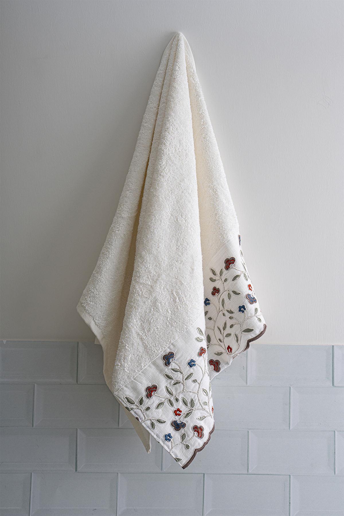 Livano Renkli Çiçek Nakışlı El Havlusu (30 x 50 cm)