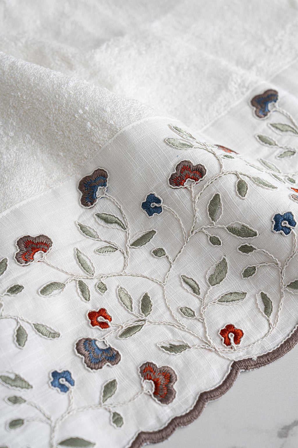 Livano Renkli Çiçek Nakışlı Yüz Havlusu (50 x 90 cm)