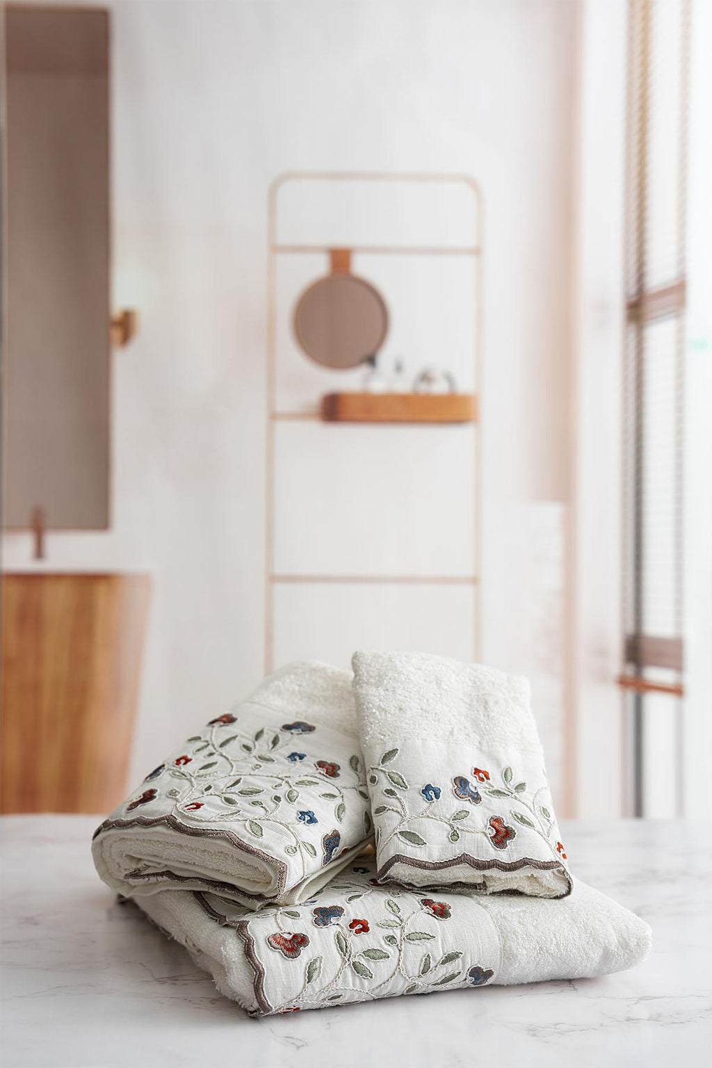 Livano Renkli Çiçek Nakışlı Yüz Havlusu (50 x 90 cm)