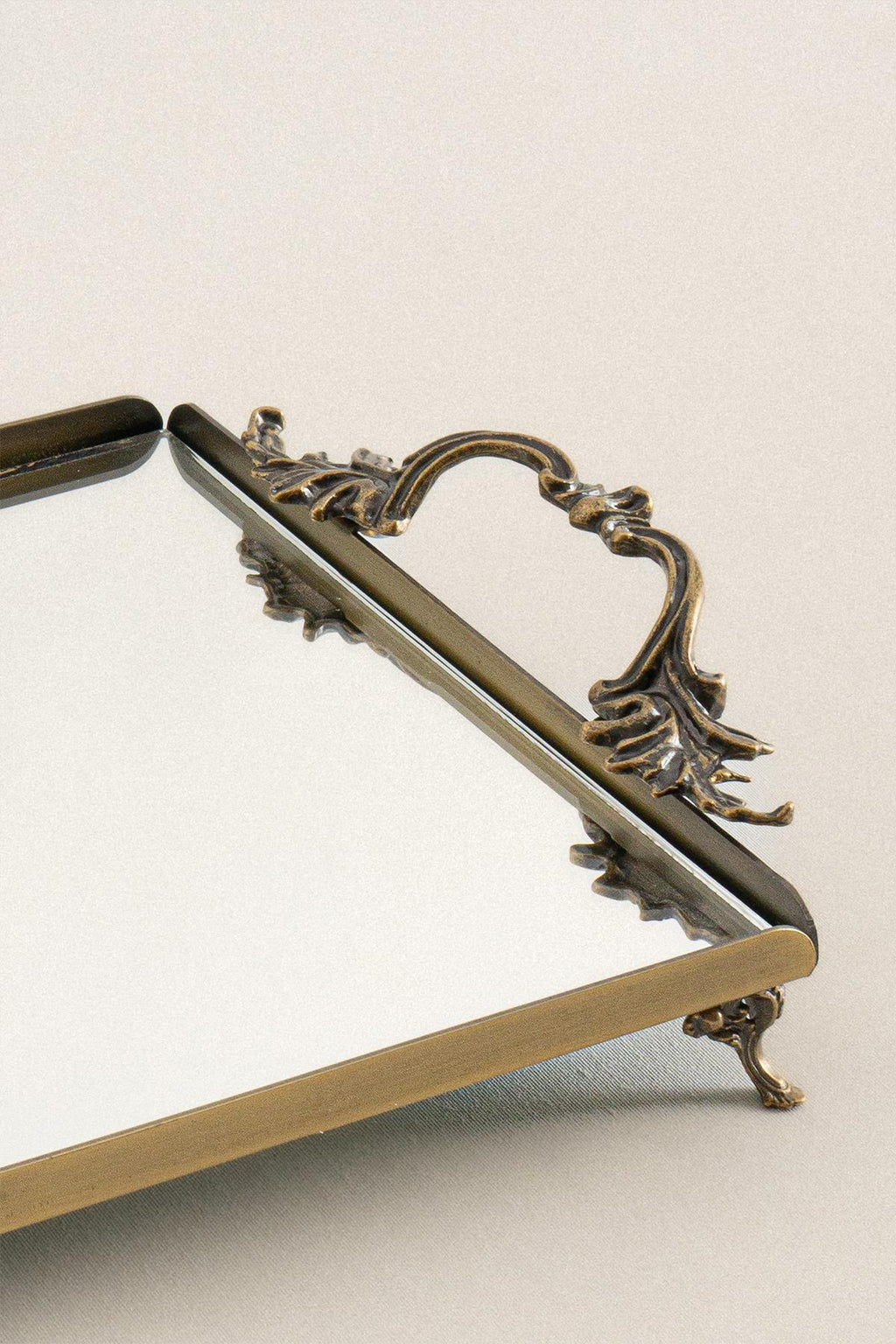 Mabel Zarif Kulplu Eskitme Orta Tepsi (32 x 22 cm) - Nazik Home - Yuvama Değer!