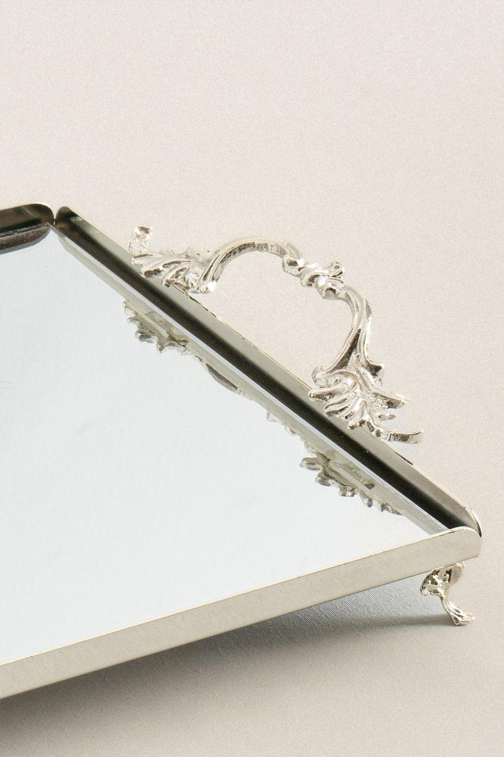 Mabel Zarif Kulplu Gümüş Büyük Tepsi (40 x 26 cm) - Nazik Home - Yuvama Değer!