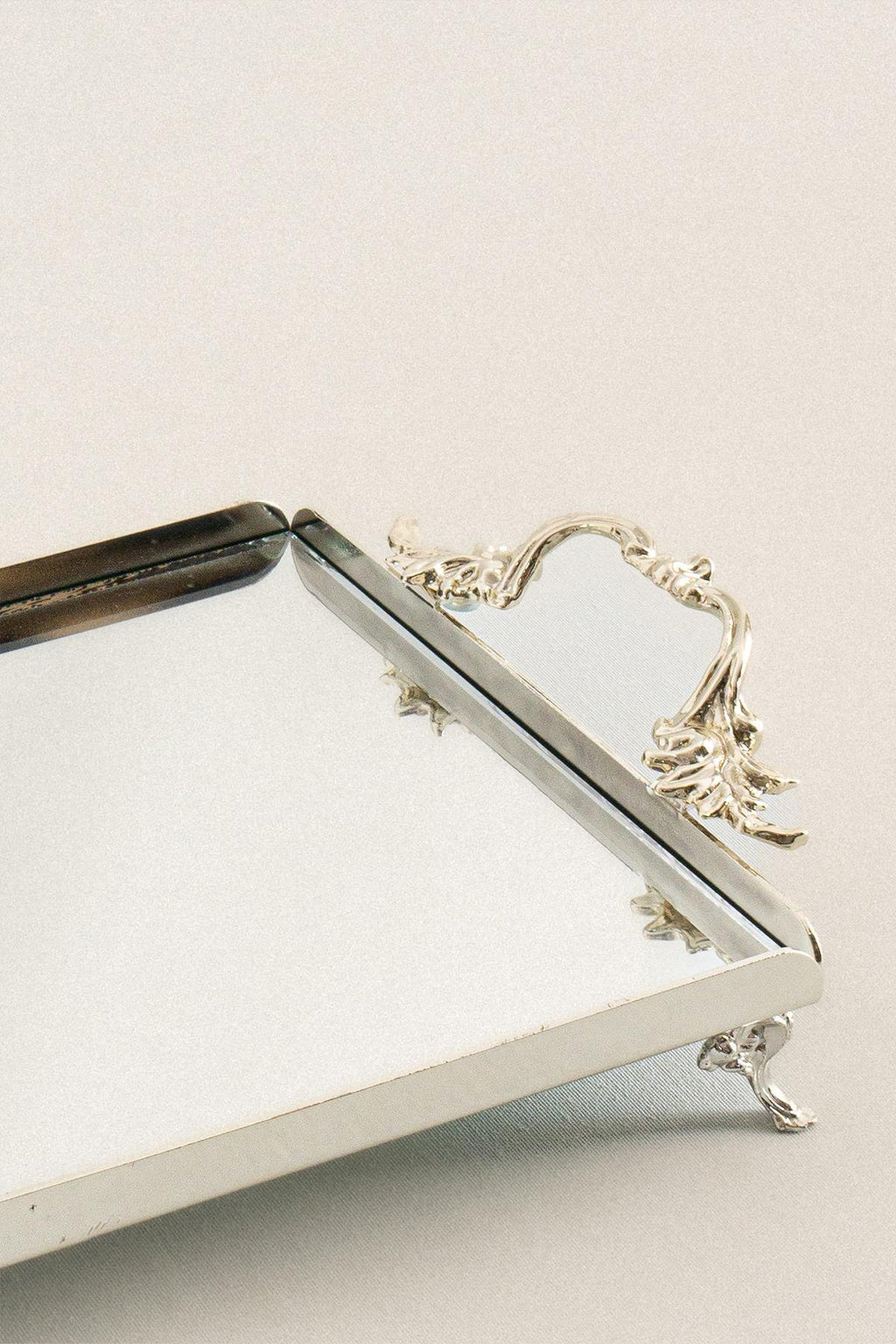 Mabel Zarif Kulplu Gümüş Küçük Tepsi (26 x 18 cm) - Nazik Home - Yuvama Değer!