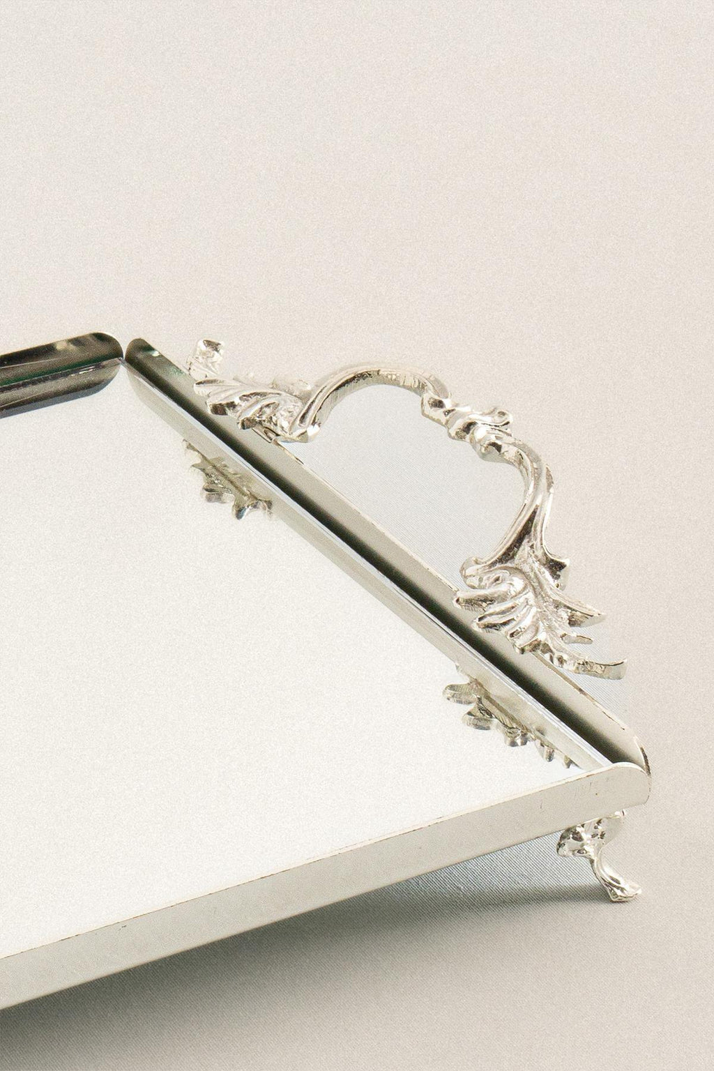 Mabel Zarif Kulplu Gümüş Orta Tepsi (32 x 22 cm) - Nazik Home - Yuvama Değer!