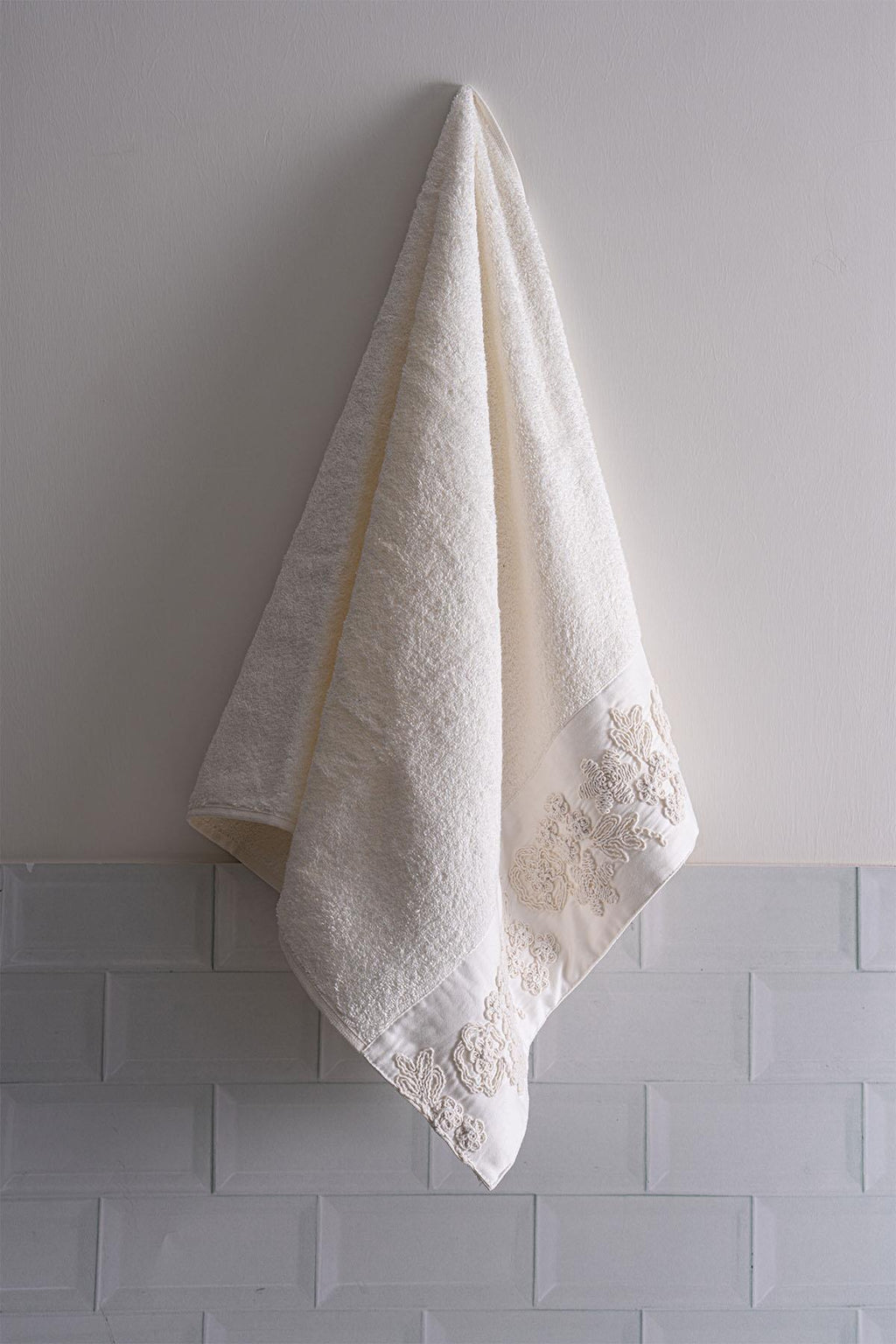 Madeira 3 Boyutlu Örgü Çiçek İşlemeli El Havlusu (30 x 50 cm)